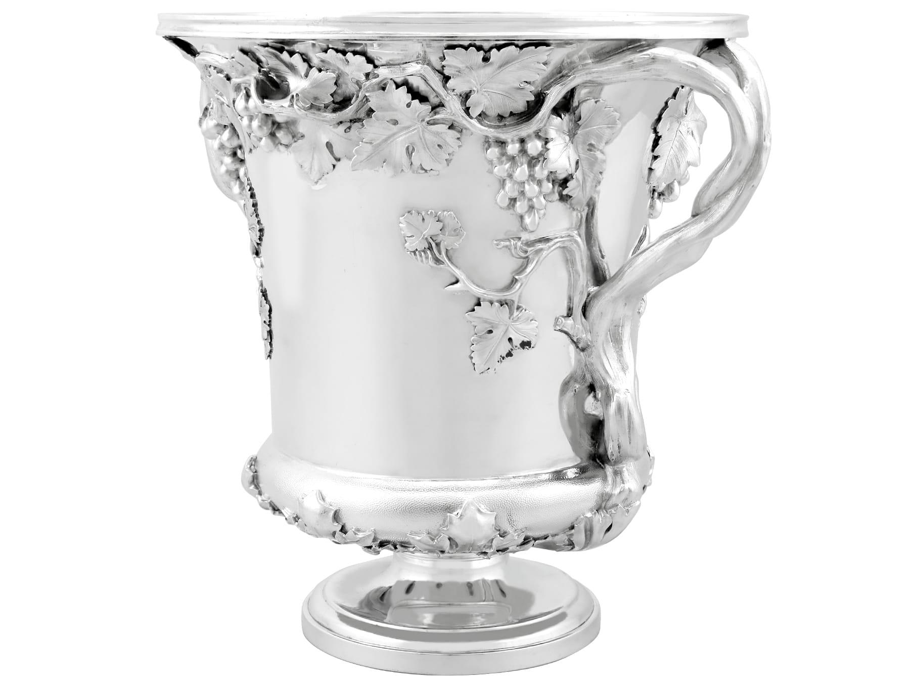 Un magnifique, fin et impressionnant refroidisseur à vin antique en argent sterling William IV anglais fabriqué par William Bateman II ; un ajout à notre collection d'argenterie ancienne liée au vin et aux boissons.

Ce magnifique refroidisseur à