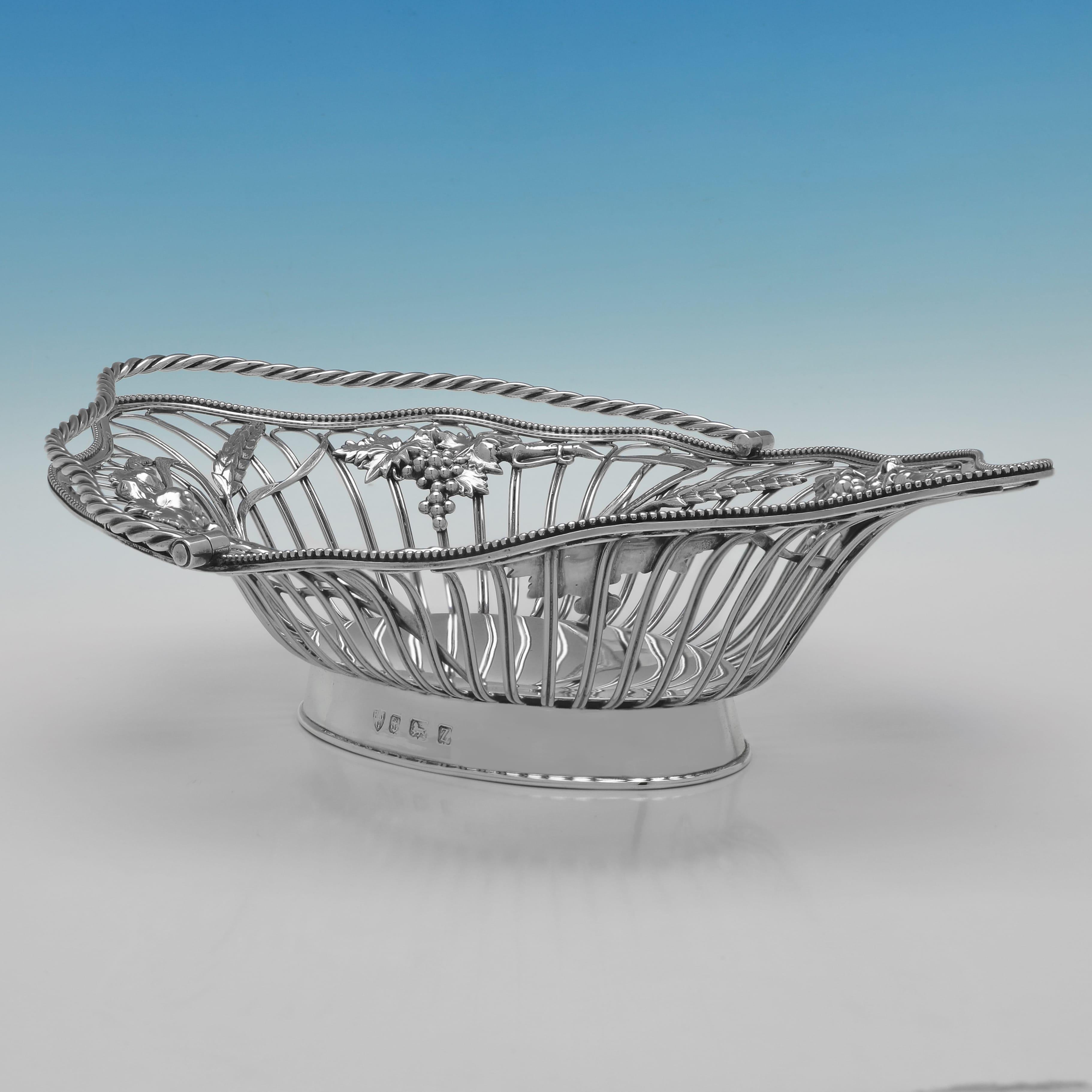 Marchiato a Birmingham nel 1924 da E. J. Greene, questo attraente cestino in argento sterling presenta una decorazione a covoni di grano fusi e applicati, un bordo di perline intorno al cestino e un manico in corda intrecciata. Il cestino misura