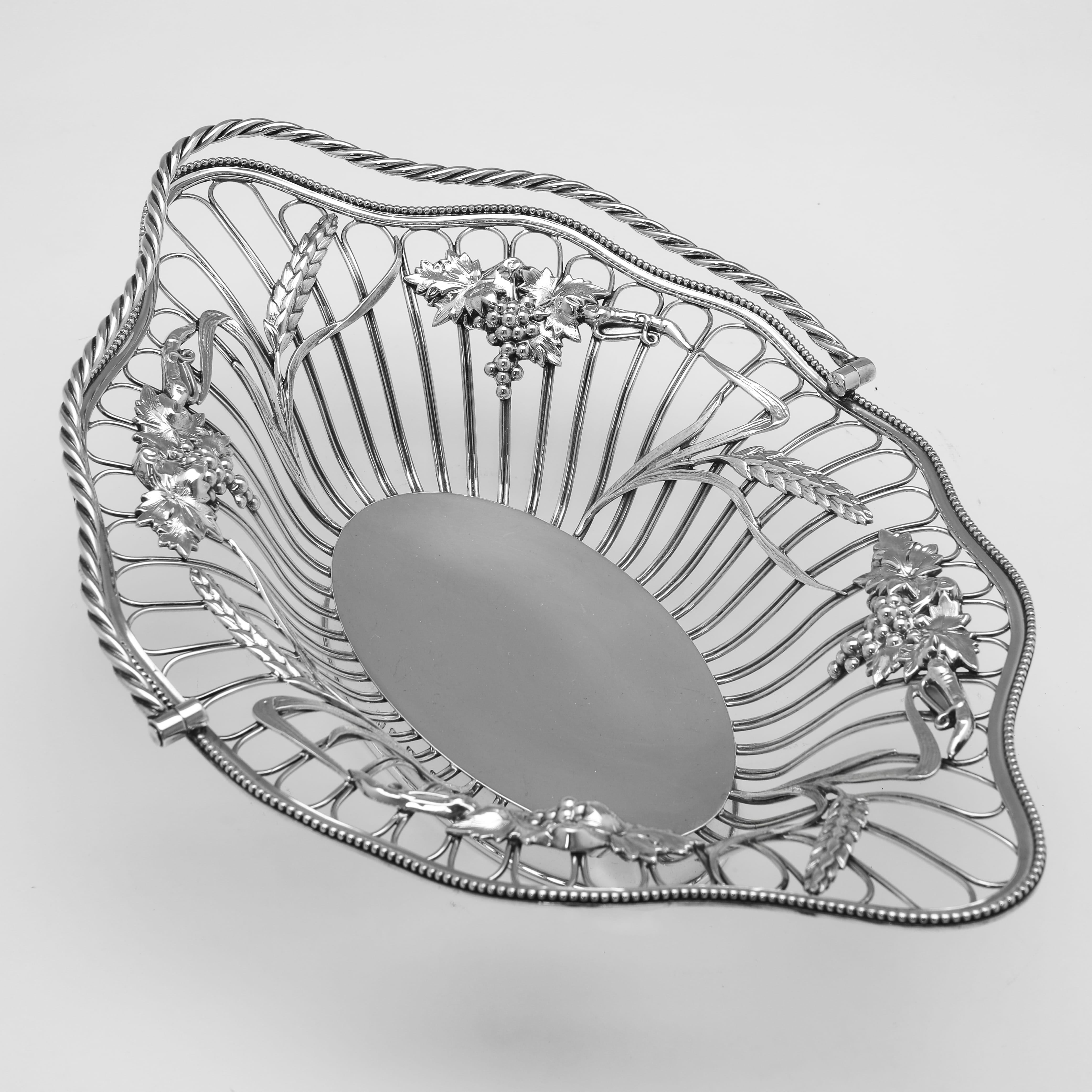 Inglese Antico cestino in argento con decorazioni applicate - Realizzato nel 1924 in vendita