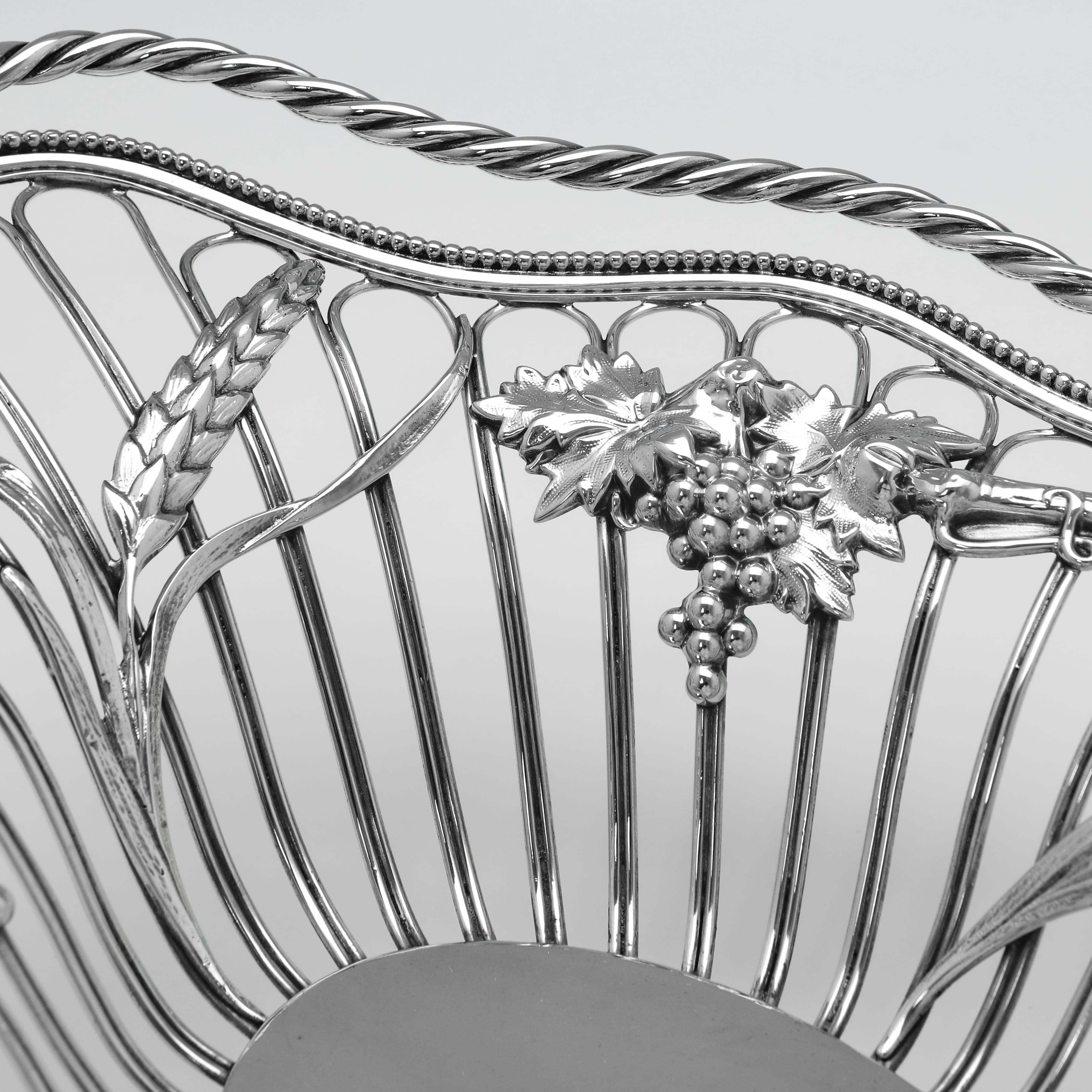 Antico cestino in argento con decorazioni applicate - Realizzato nel 1924 In condizioni buone in vendita a London, London