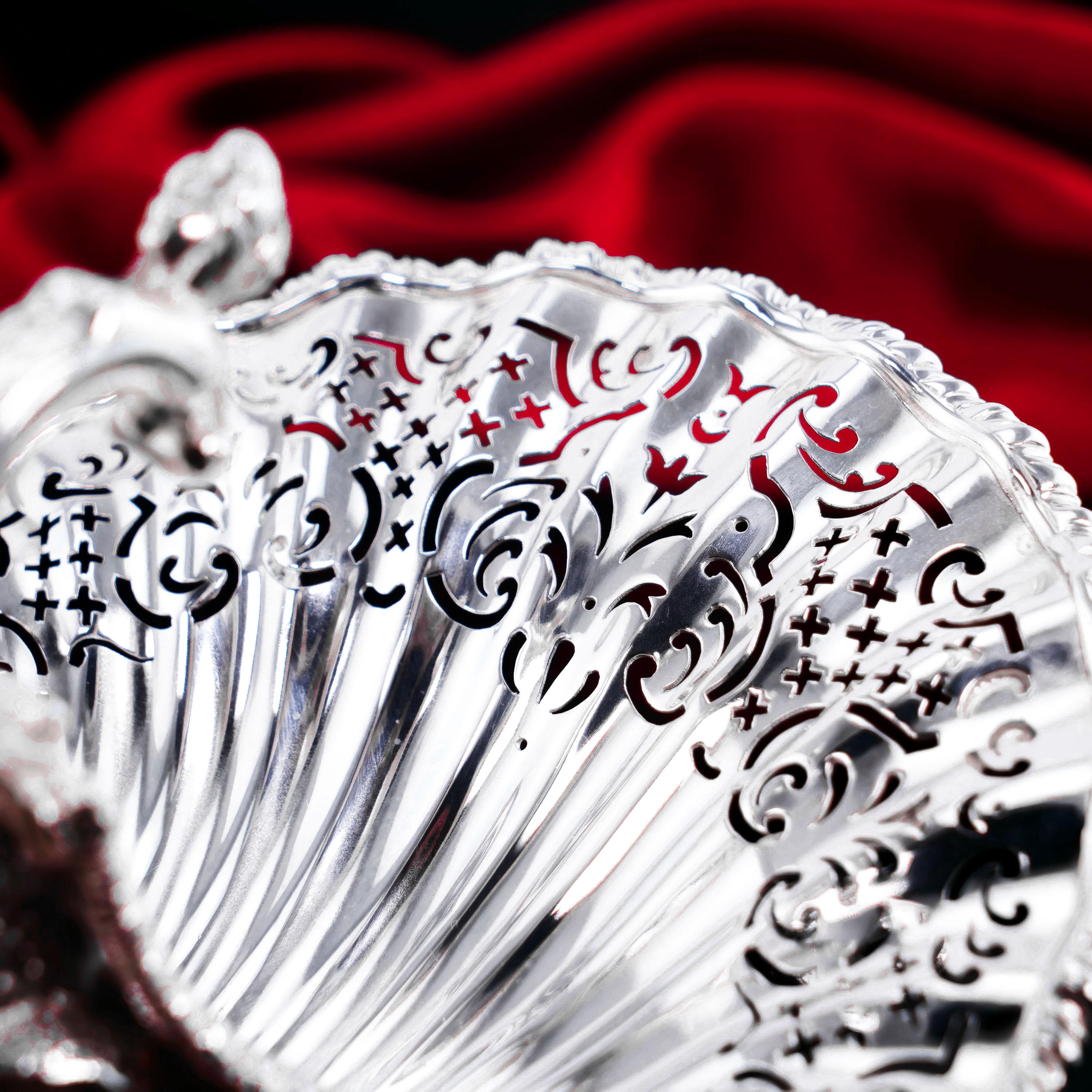 Antique SterlingSilver Rococo Shell Dish in the Manner of Paul de Lamerie - 1908 For Sale 5
