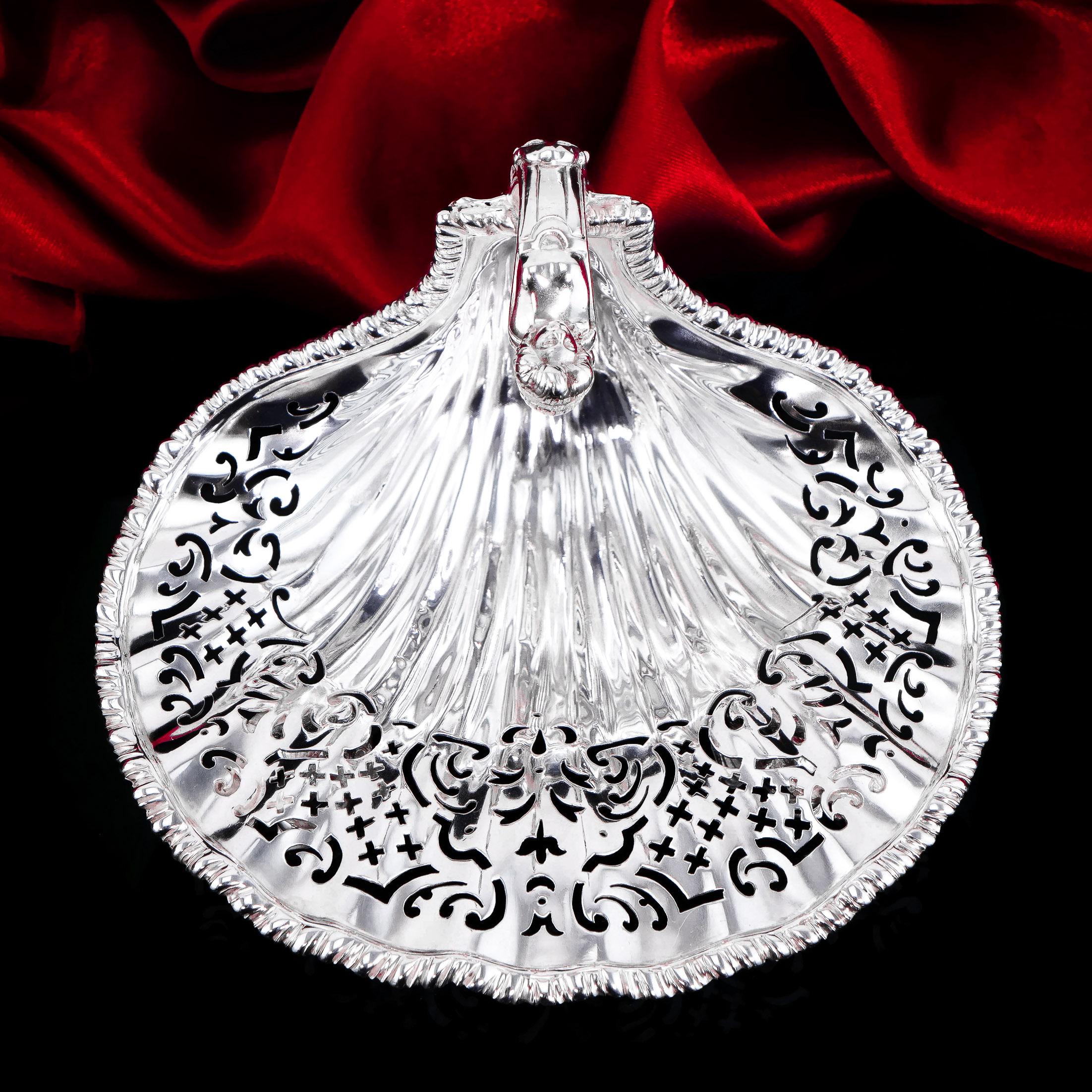 20th Century Antique SterlingSilver Rococo Shell Dish in the Manner of Paul de Lamerie - 1908 For Sale
