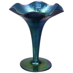 Antique vase cannelé en verre d'art bleu Aurene de Steuben:: circa 1920