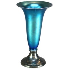 Antique vase trompette Steuben en verre d'art bleu Aurene & en argent sterling:: vers 1920