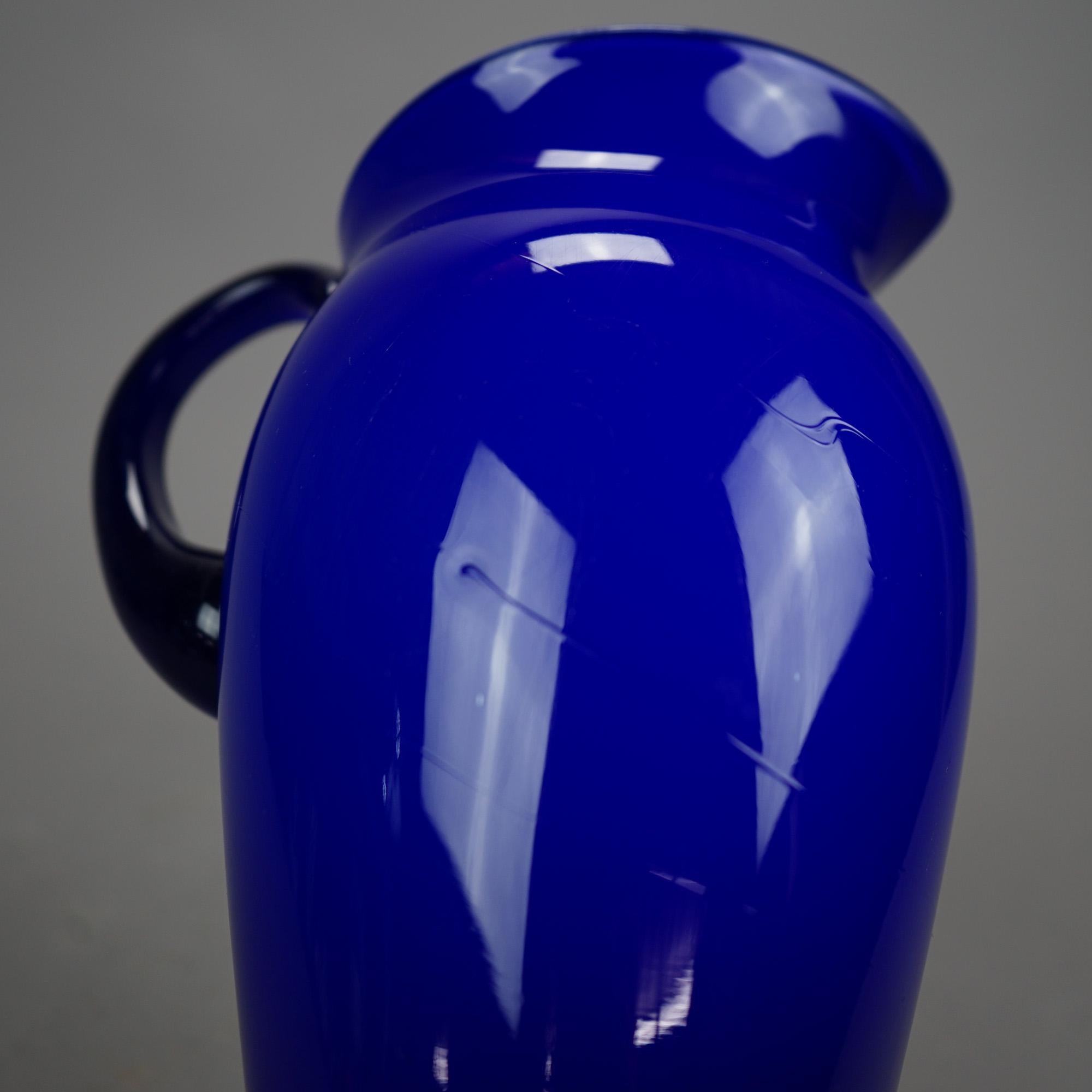 20ième siècle Pichet à eau ancien en verre d'art cobalt de Steuben, vers 1920 en vente