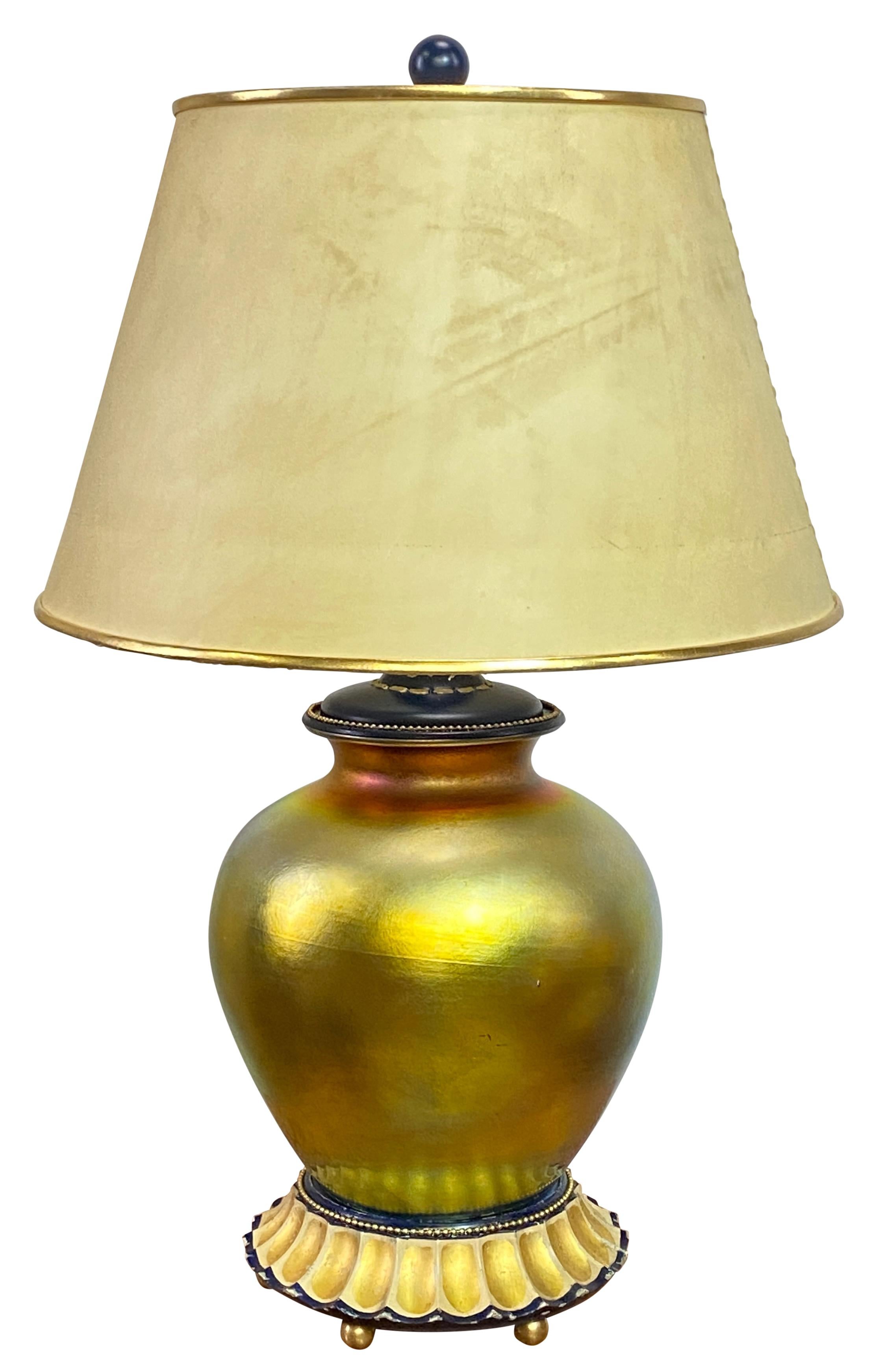 Probablement une auréole en or de Steuben du début du 20e siècle, unique en son genre
Vase en verre d'art irisé avec signature et ayant des restes de l'étiquette d'origine. 
Sur un socle en bois peint et doré.
Récemment restauré et recâblé.
Les