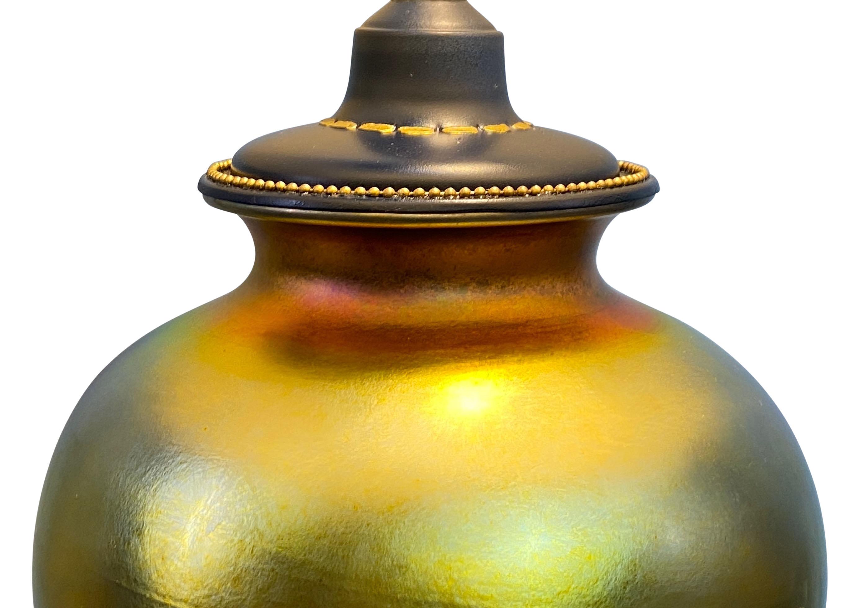 Fait main Ancienne lampe de table en verre d'art Steuben Glass Gold Aurene, début du 20e siècle en vente
