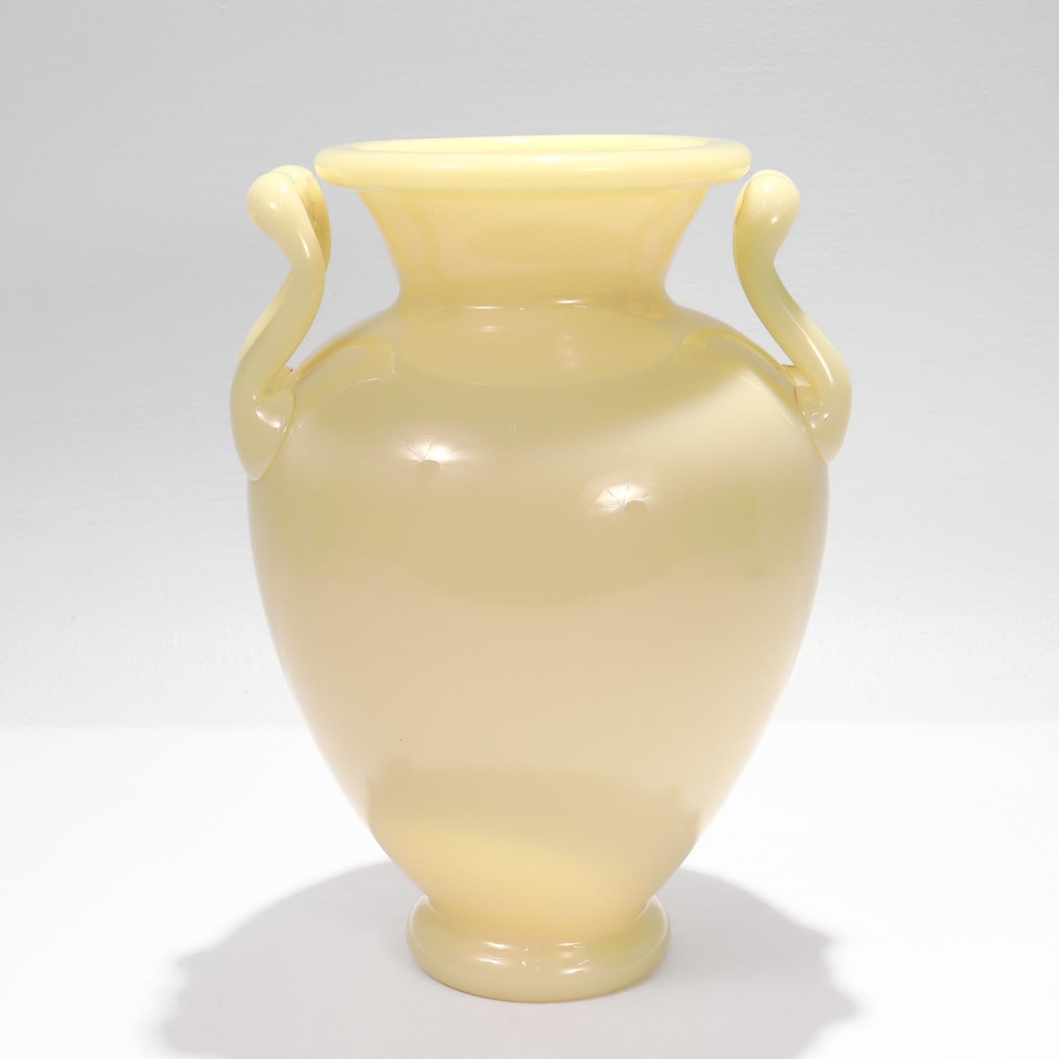 Un bel vaso o urna in vetro artistico antico.

Di Steuben.

In vetro color avorio o crema.

A forma di urna in stile greco con manici.

Forma no. 8508.

Dall'epoca di Frederick Carder.

Un vaso semplicemente meraviglioso di Steuben!

Data:
Primi