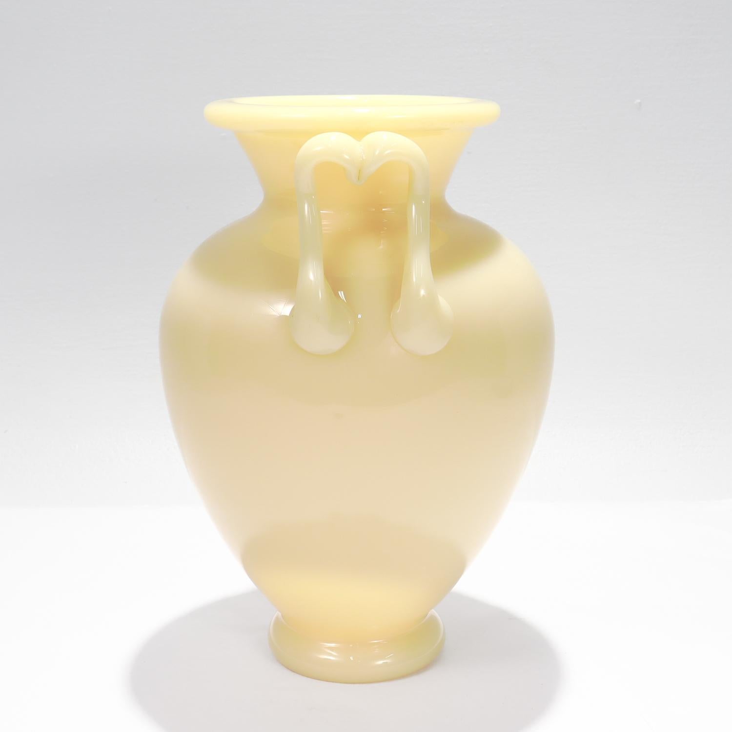 Art Déco Antico vaso o urna di Steuben Glass avorio dell'epoca Carder No. 8508 in vendita