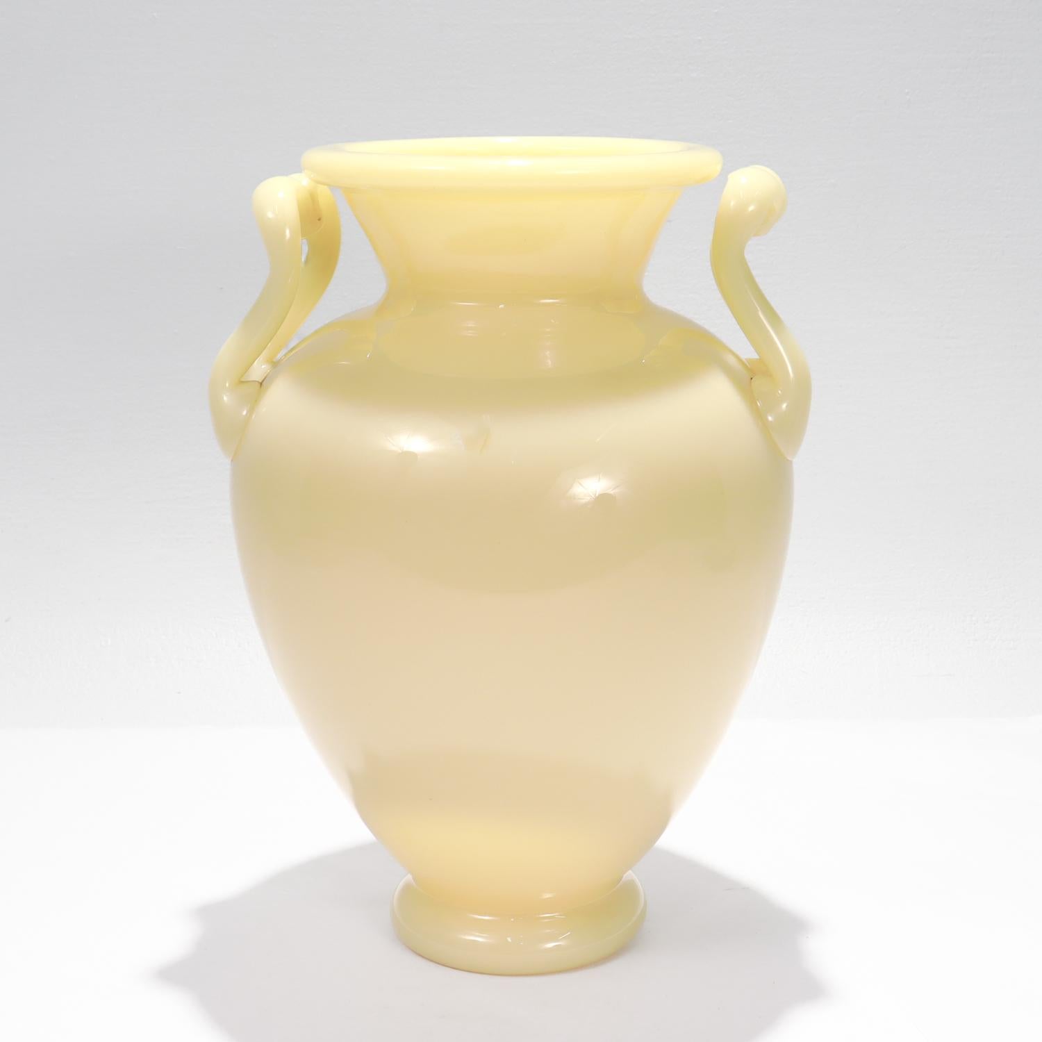 Antico vaso o urna di Steuben Glass avorio dell'epoca Carder No. 8508 In condizioni buone in vendita a Philadelphia, PA