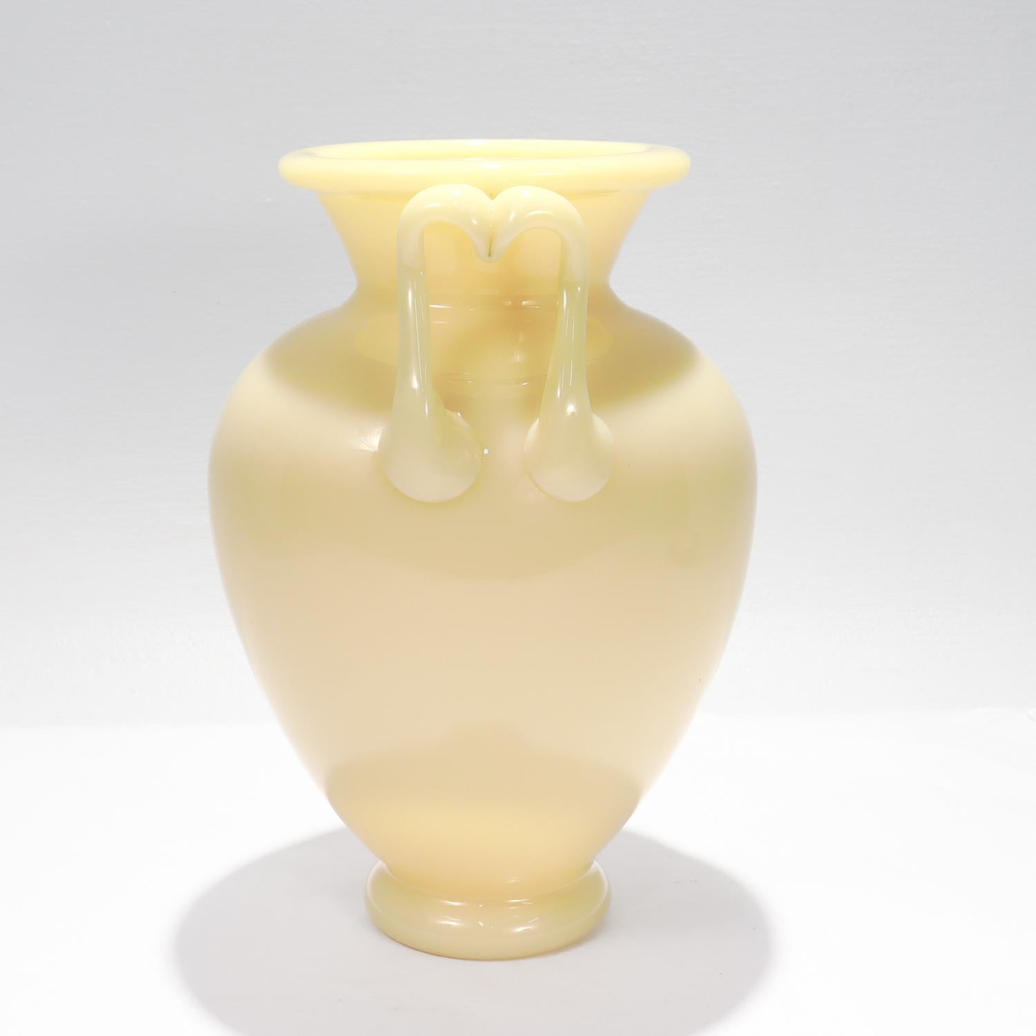 XX secolo Antico vaso o urna di Steuben Glass avorio dell'epoca Carder No. 8508 in vendita
