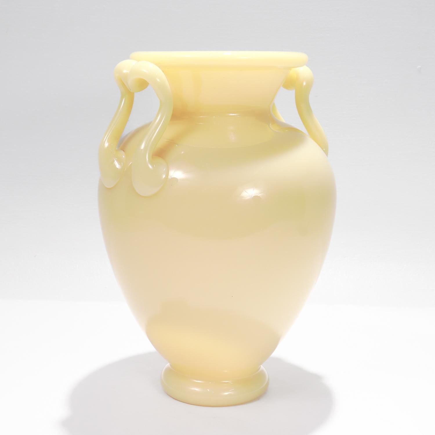 Vetro artistico Antico vaso o urna di Steuben Glass avorio dell'epoca Carder No. 8508 in vendita