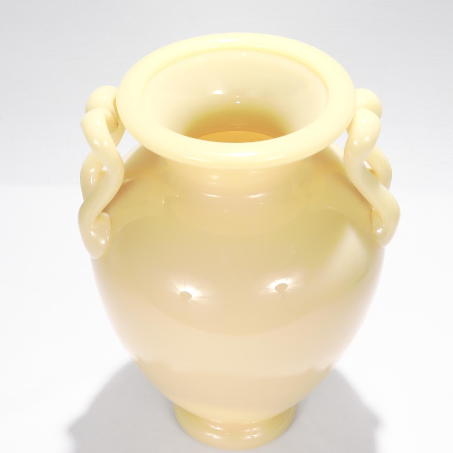 Antico vaso o urna di Steuben Glass avorio dell'epoca Carder No. 8508 in vendita 1