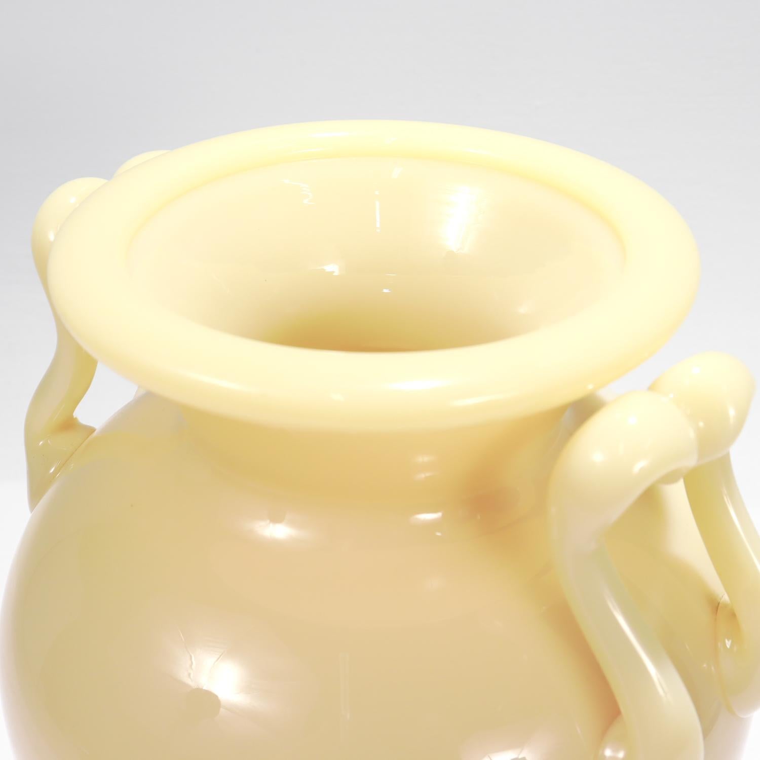 Antico vaso o urna di Steuben Glass avorio dell'epoca Carder No. 8508 in vendita 2