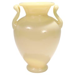 Vase ou urne en forme d'urne de l'époque Carder en verre d'art ivoire Steuben n° 8508