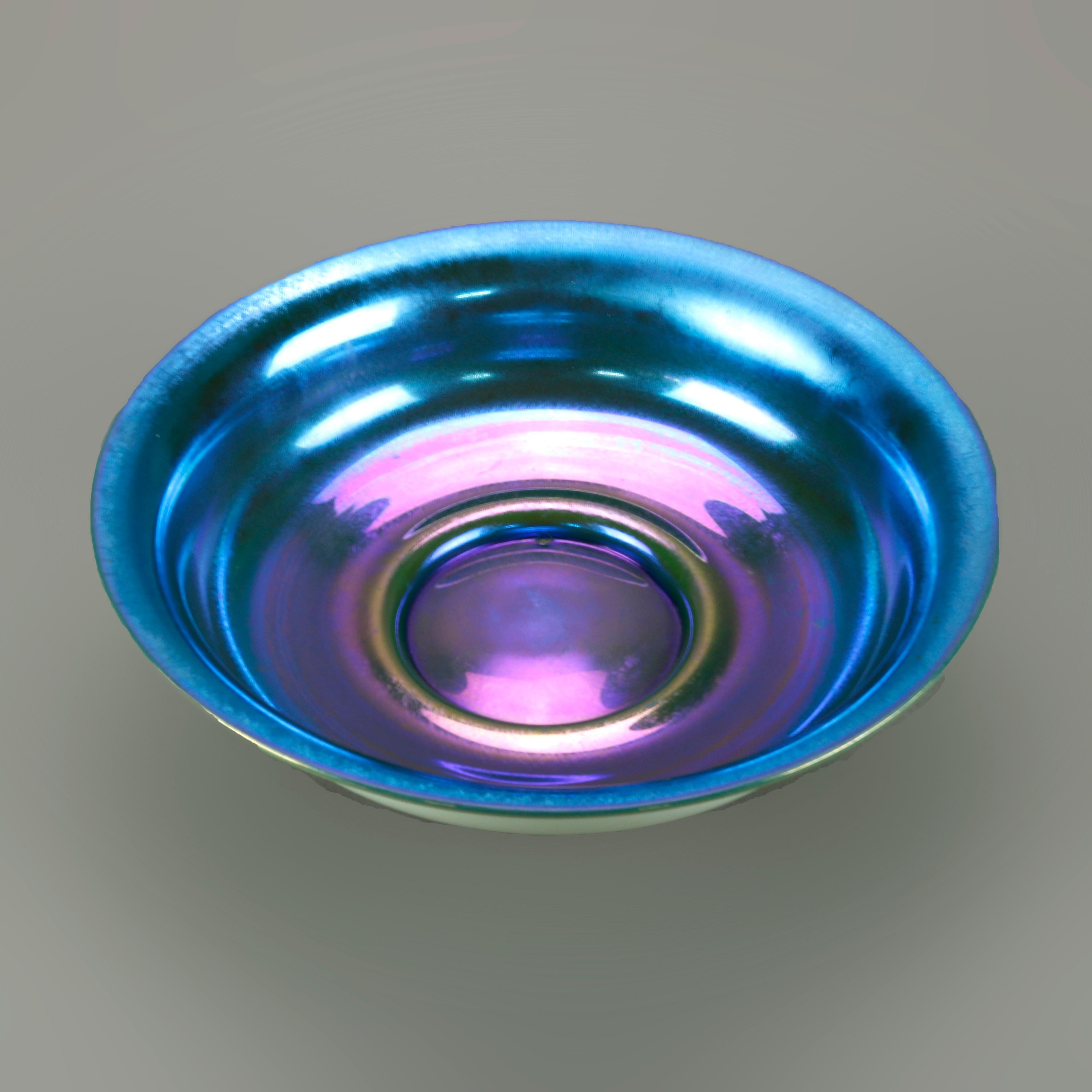 An antique blue aurene an calcite art glass bowl in the manner of Steuben offers round form with flared lip, unsigned, c1920

Measures - 2.5''H x 10.25''W x 10.25''D.