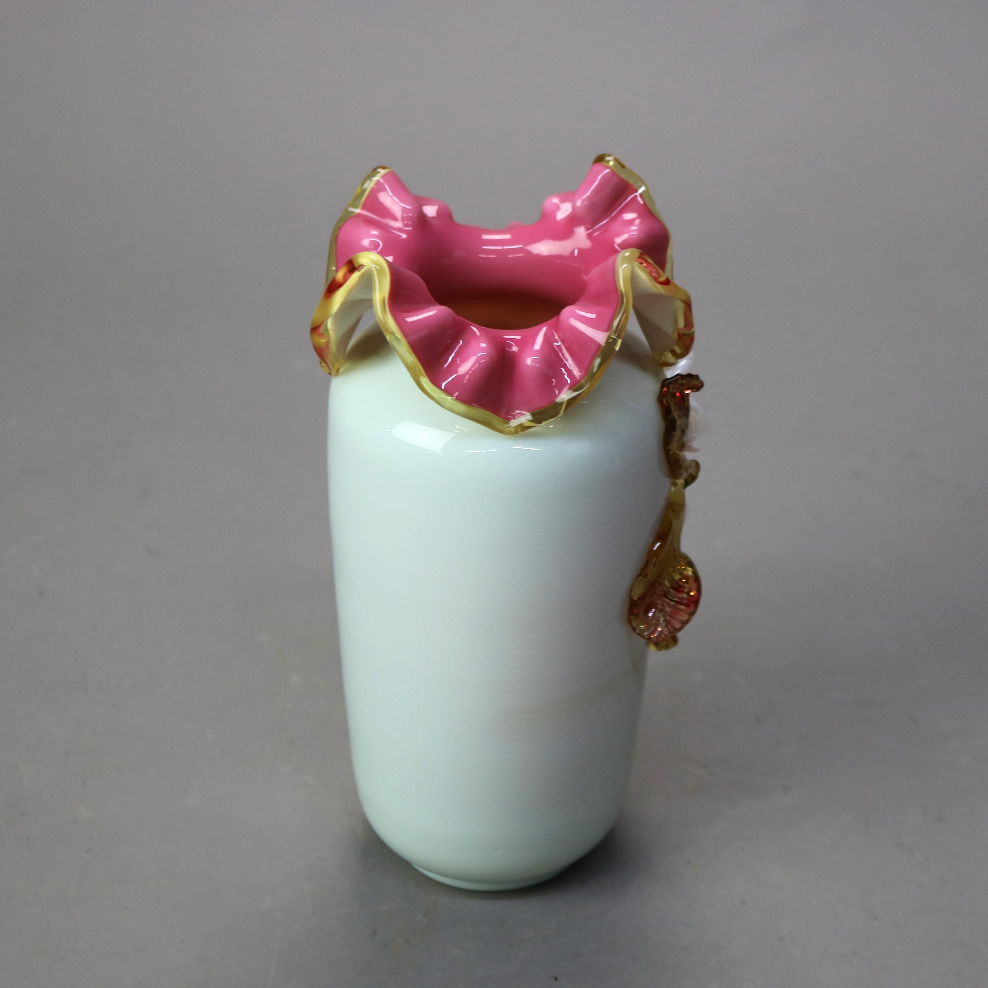 Verre d'art antique Stevens & Williams Satinware avec éléments floraux appliqués C1890

Dimensions - 9,25 
