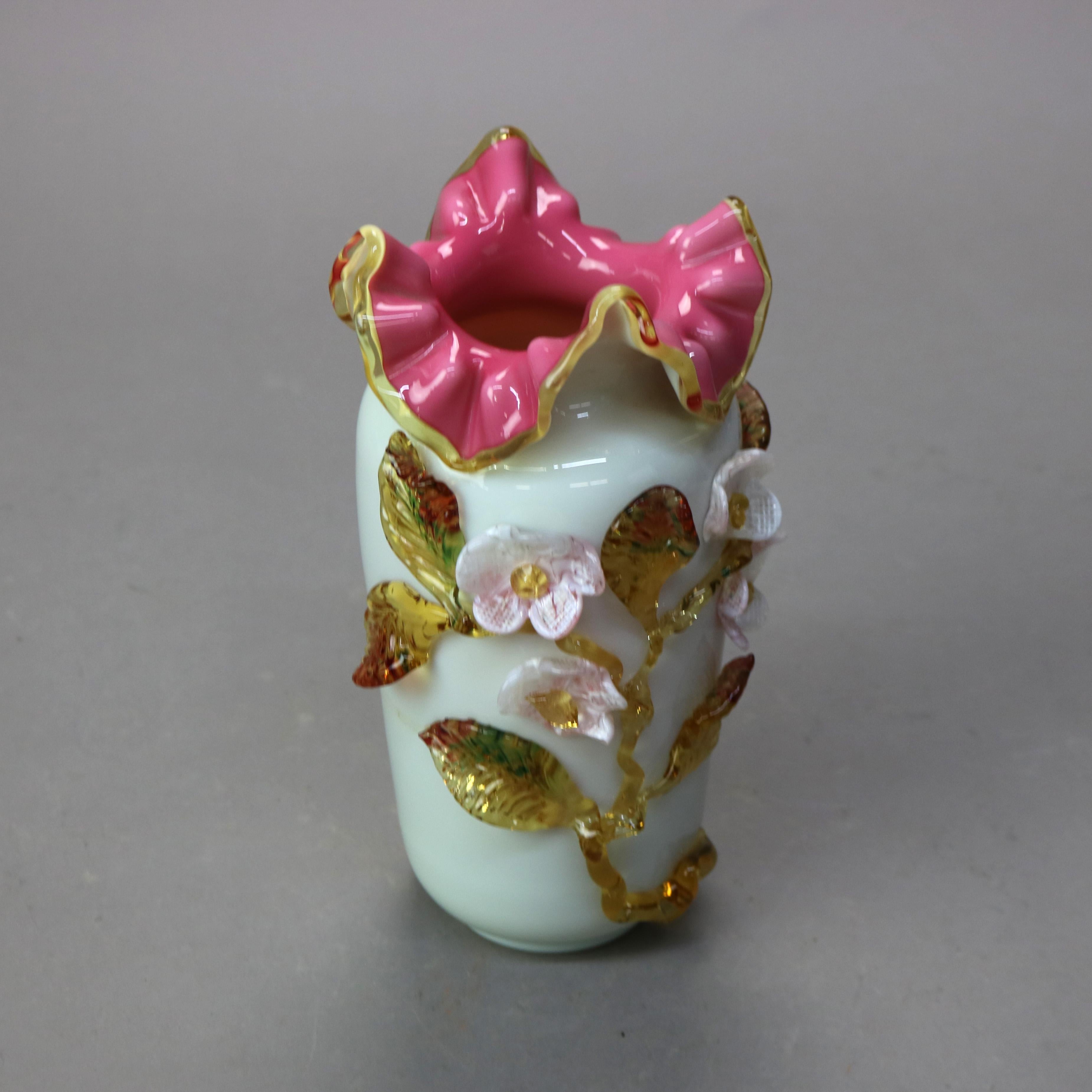 Ancien verre d'art Stevens & Williams en satin avec fleurs appliquées, vers 1890 Bon état - En vente à Big Flats, NY