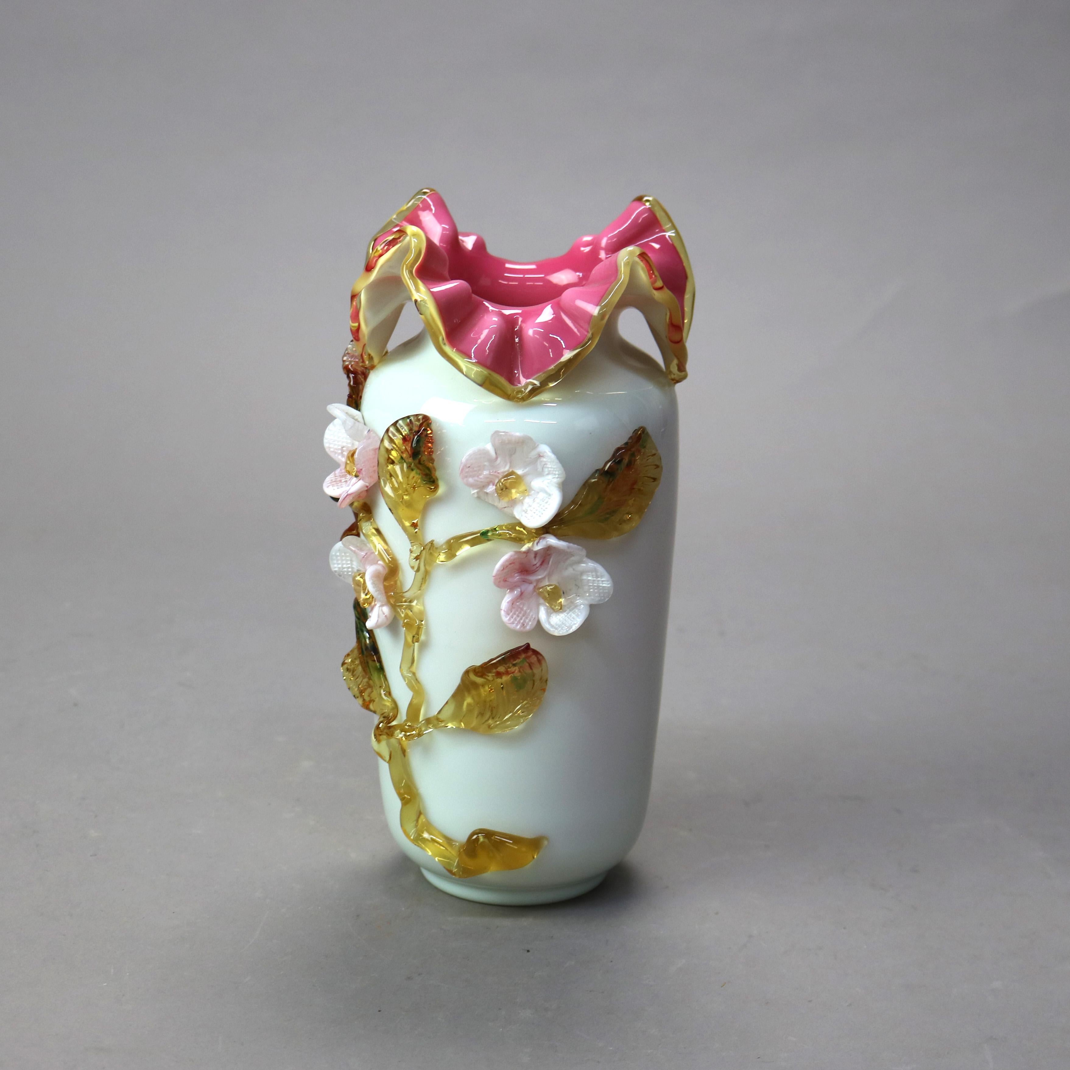XIXe siècle Ancien verre d'art Stevens & Williams en satin avec fleurs appliquées, vers 1890 en vente