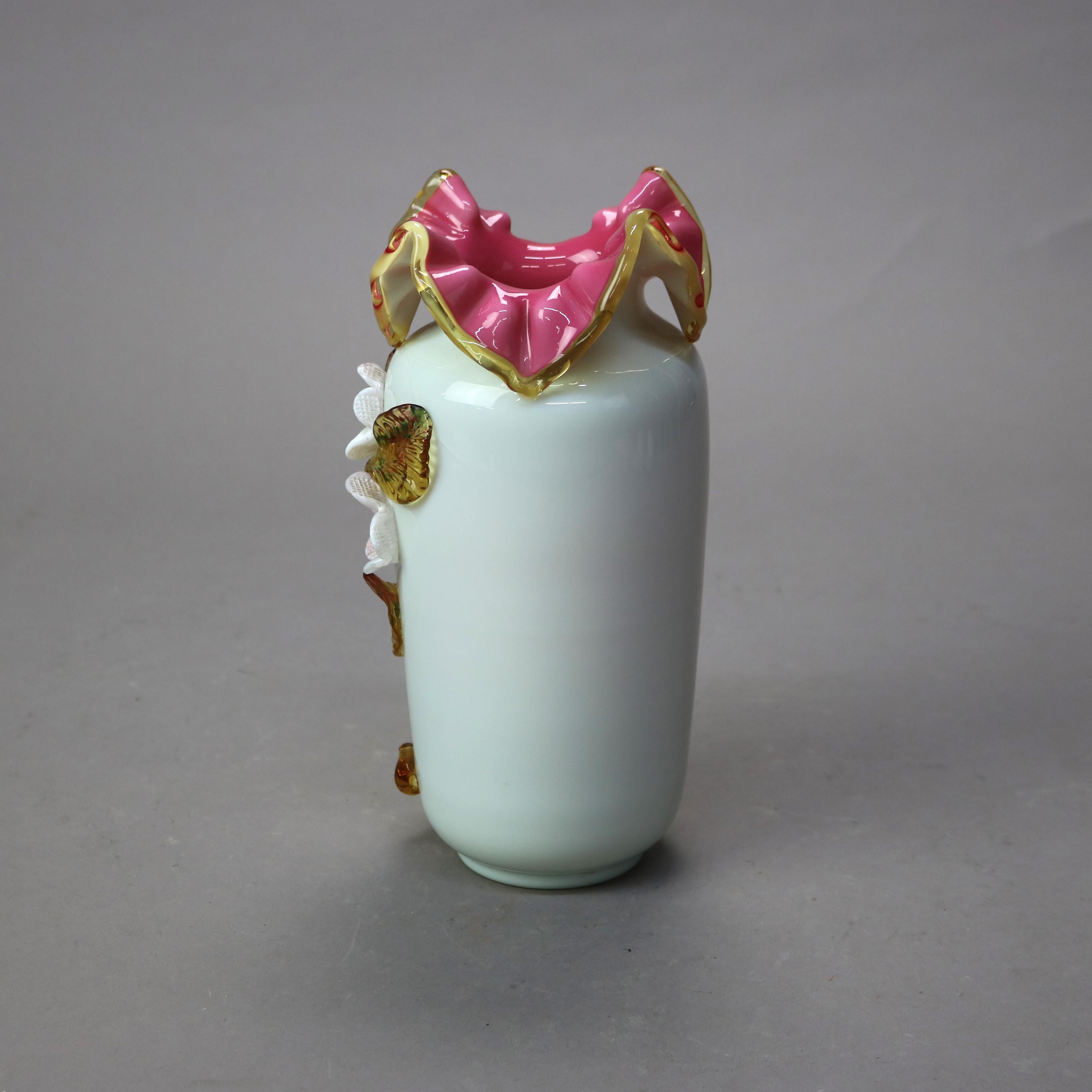 Verre d'art Ancien verre d'art Stevens & Williams en satin avec fleurs appliquées, vers 1890 en vente