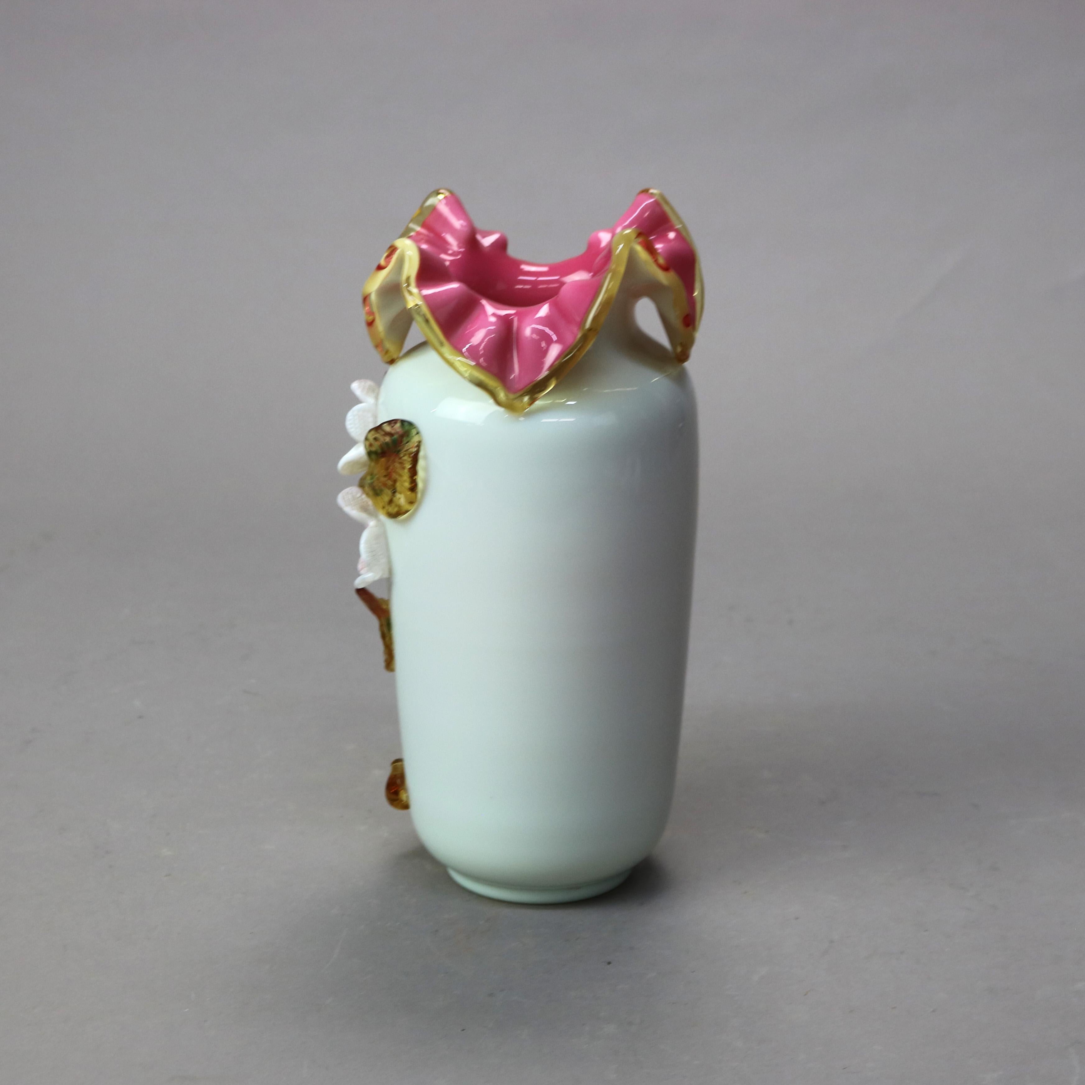 Ancien verre d'art Stevens & Williams en satin avec fleurs appliquées, vers 1890 en vente 1