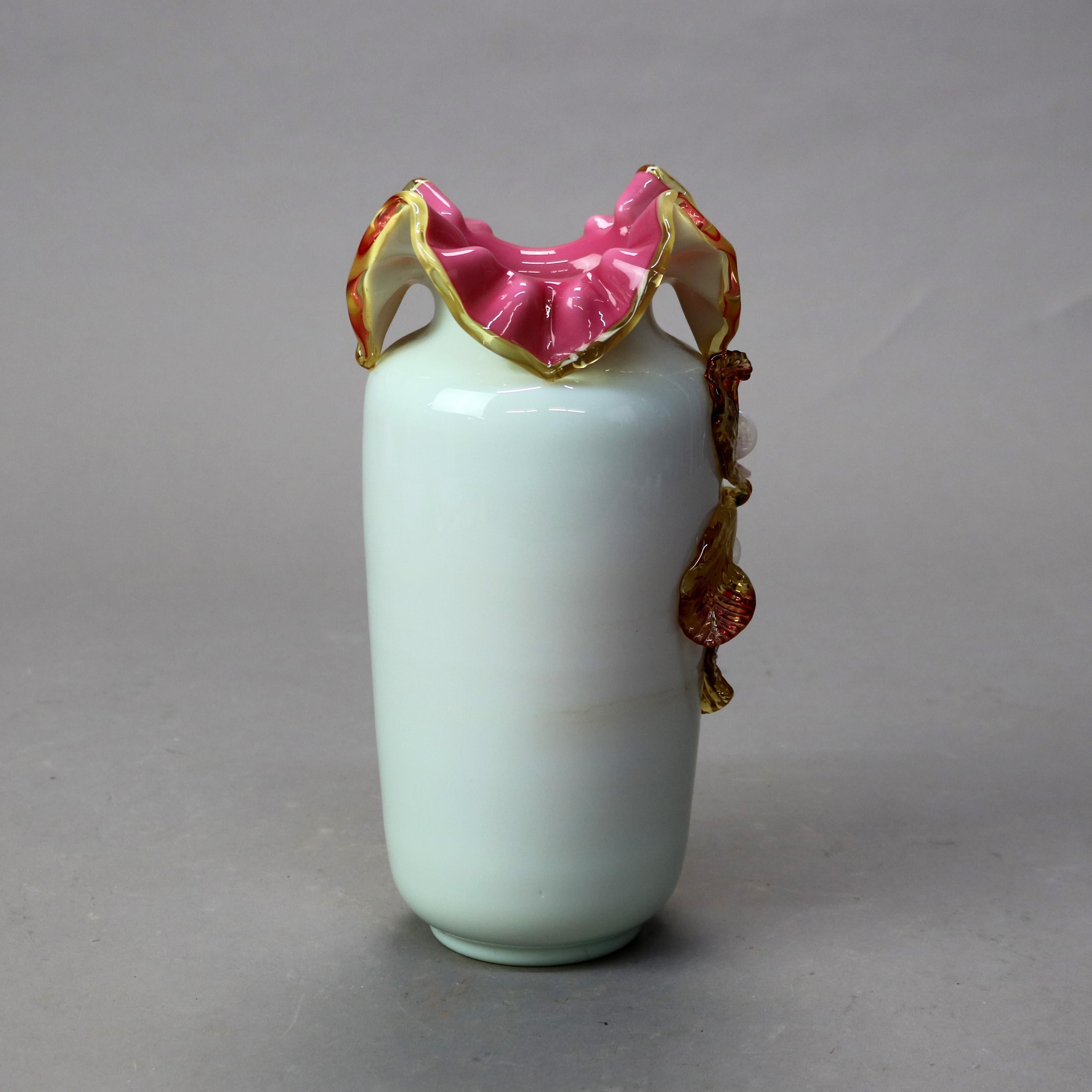 Ancien verre d'art Stevens & Williams en satin avec fleurs appliquées, vers 1890 en vente 2