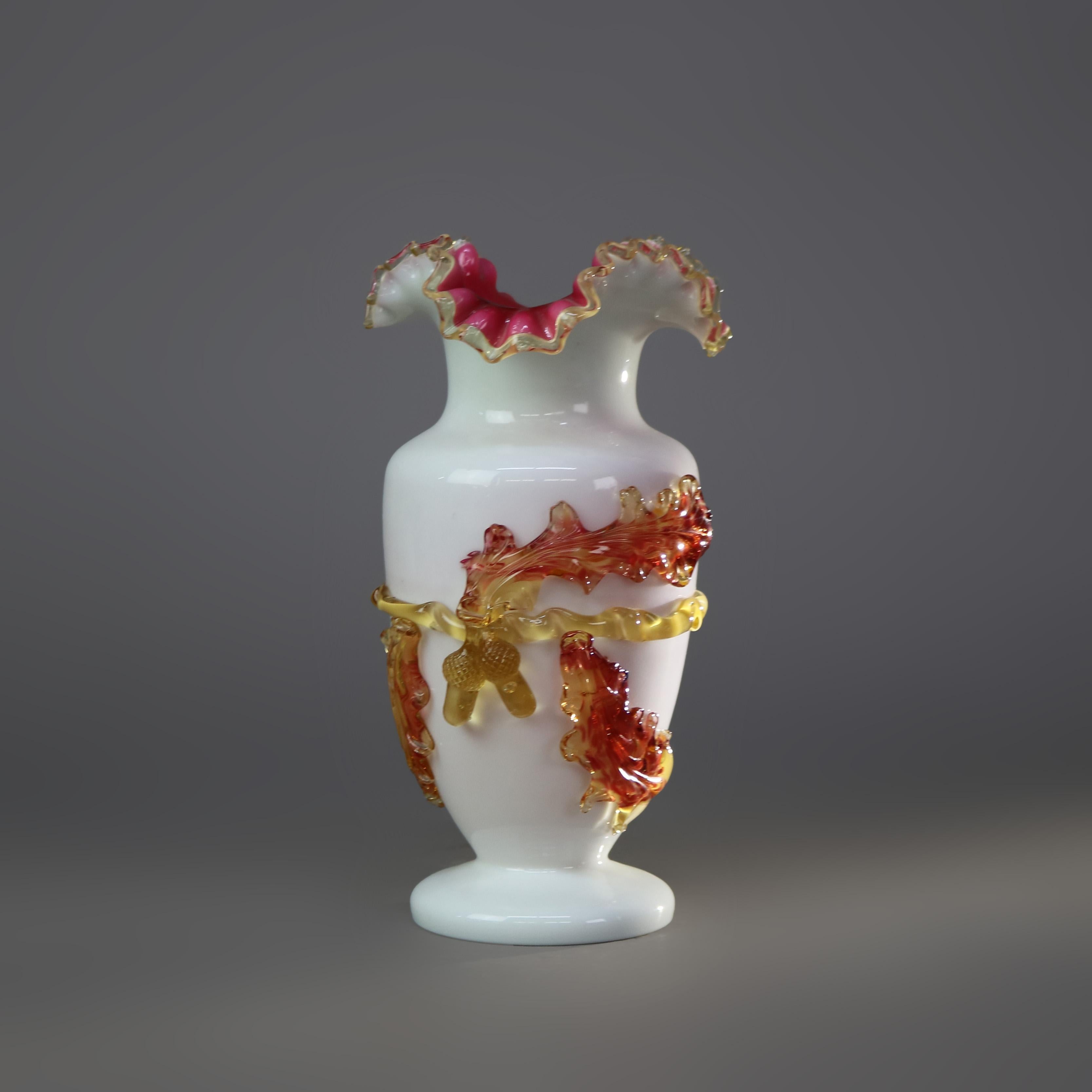 Antikes Stevens & Williams Satinware-Kunstglas aus Satin mit appliziertem Blatt und Eichel, um 1890 im Zustand „Gut“ im Angebot in Big Flats, NY