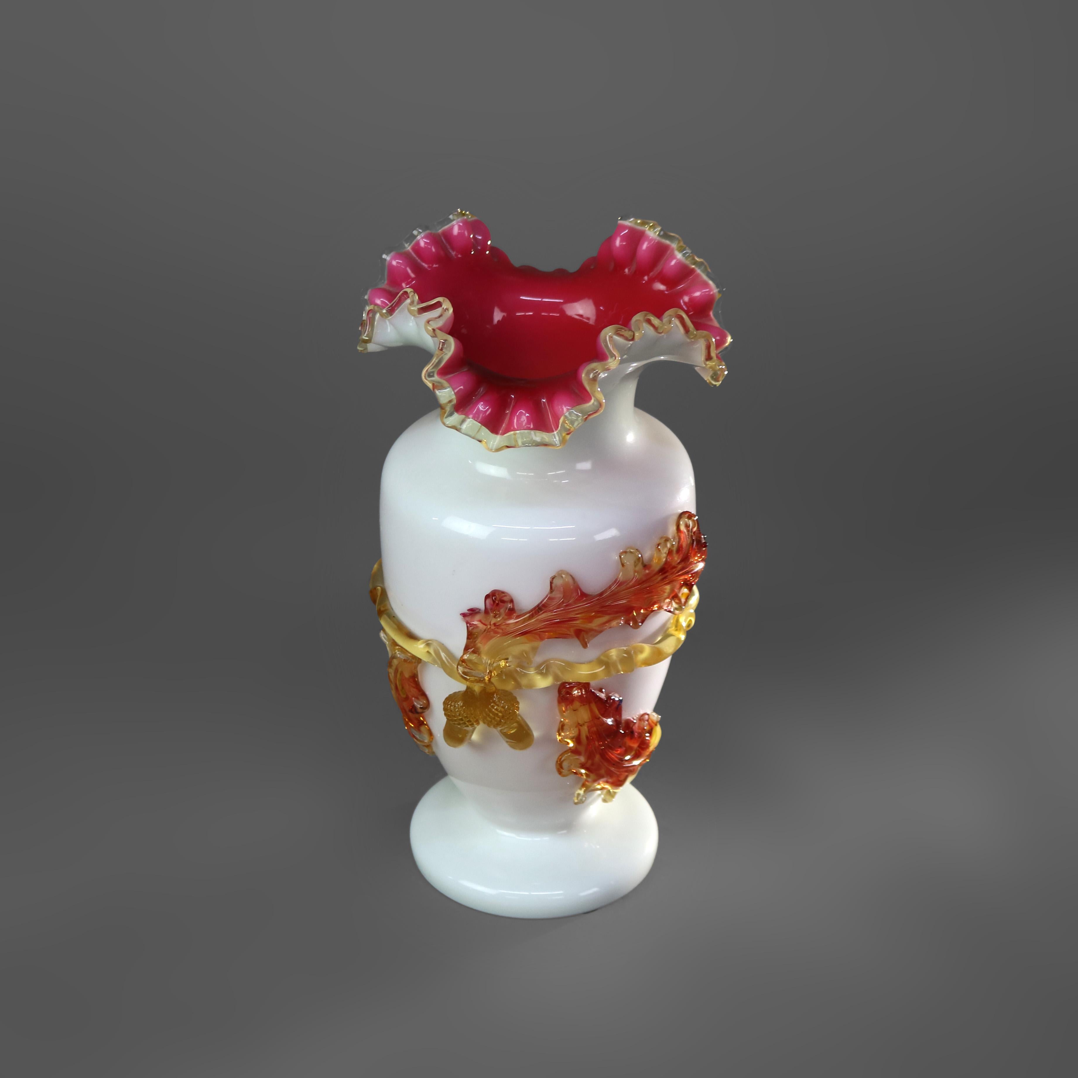 Antikes Stevens & Williams Satinware-Kunstglas aus Satin mit appliziertem Blatt und Eichel, um 1890 (19. Jahrhundert) im Angebot