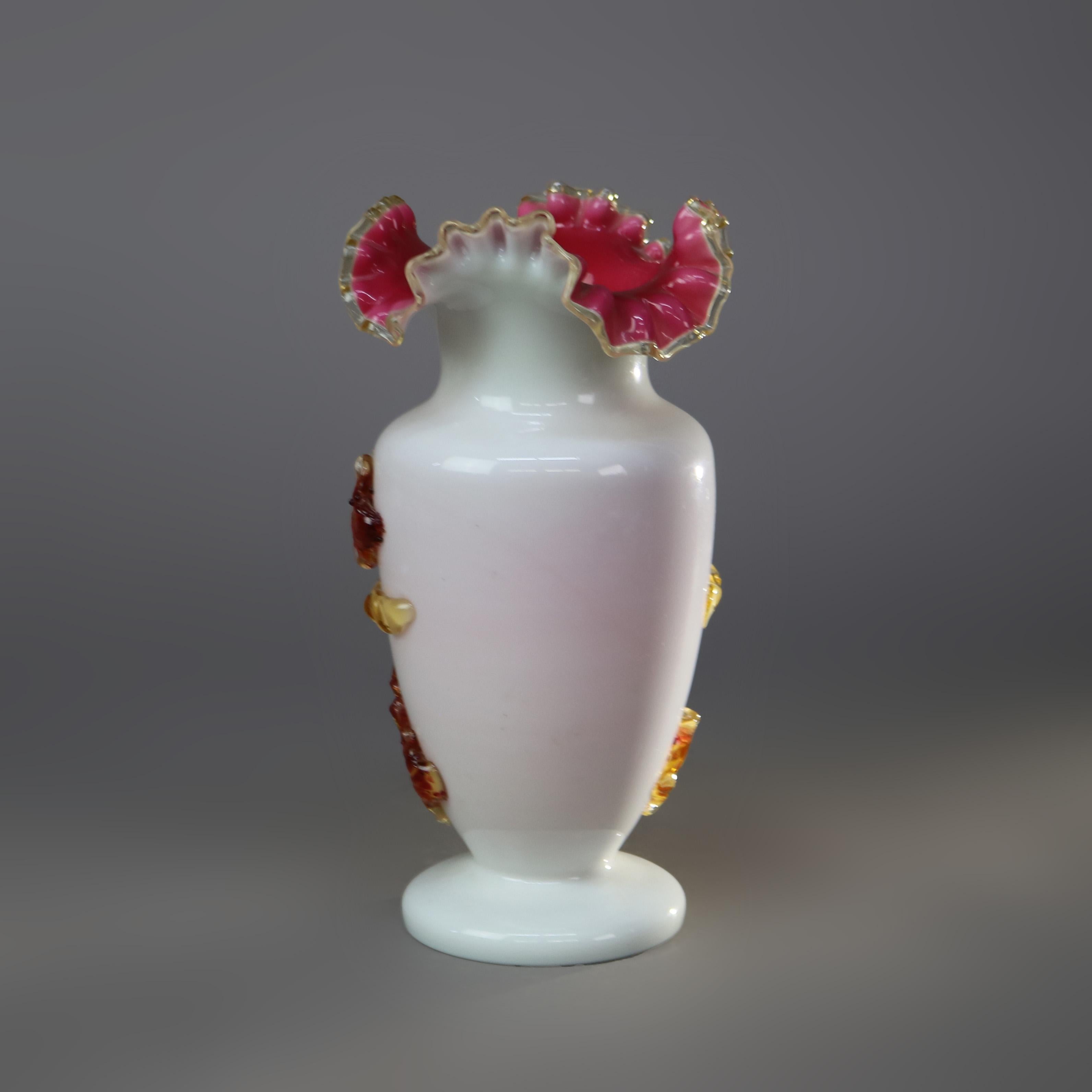Antikes Stevens & Williams Satinware-Kunstglas aus Satin mit appliziertem Blatt und Eichel, um 1890 (Glaskunst) im Angebot