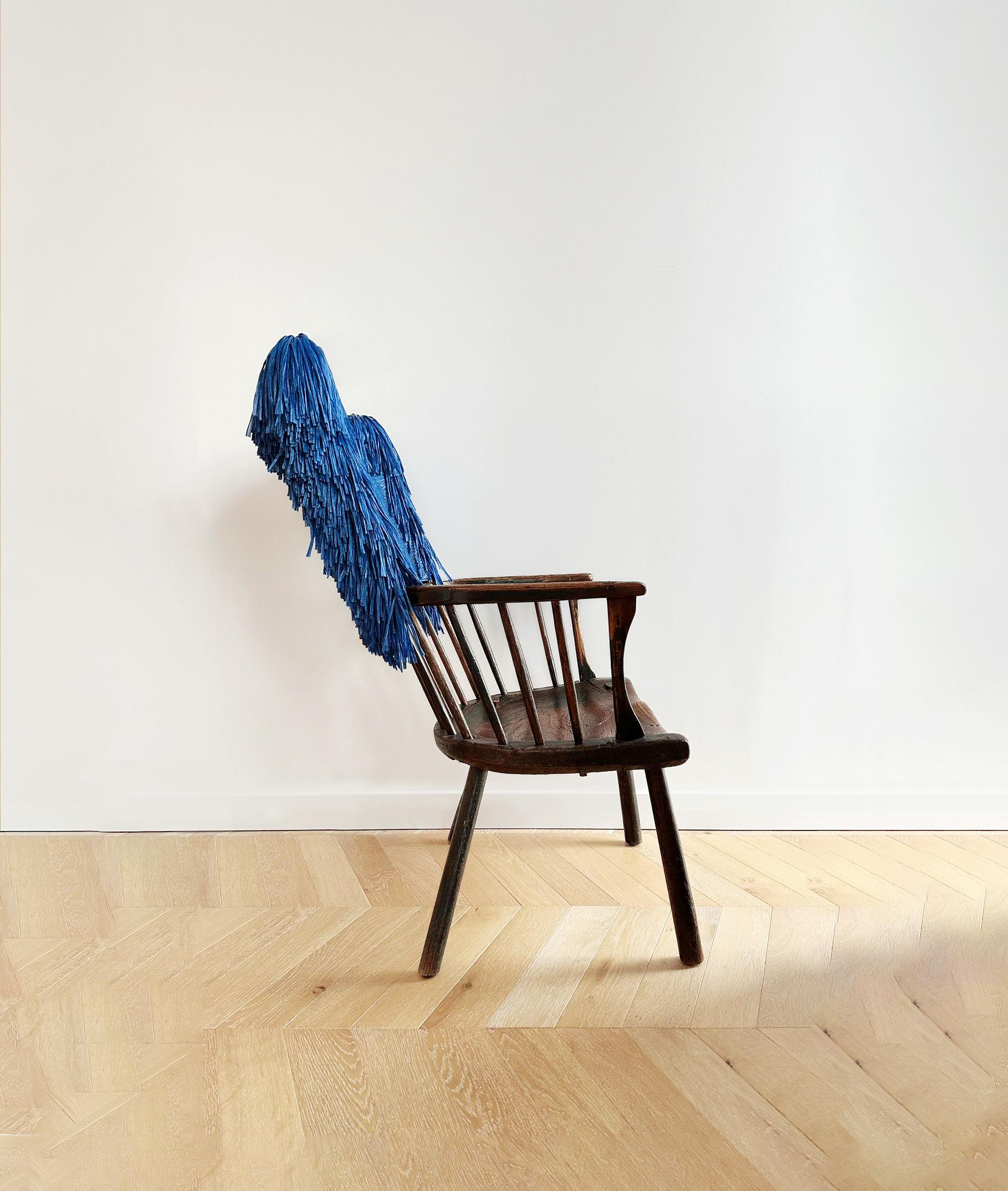 La marque de mode Loewe a collaboré avec des artisans mondiaux pour créer une collection de chaises en bois décorées de matériaux tissés, notamment de la feuille d'aluminium, du shearling et du papier, qui a été présentée dans le cadre de la Semaine