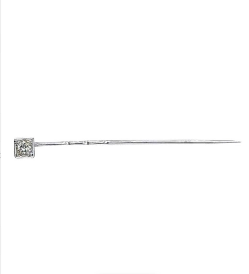 Antique Stick Pin Set with 0.12ct Round Diamond in 15ct/ 9ct White Gold In Good Condition For Sale In London, GB