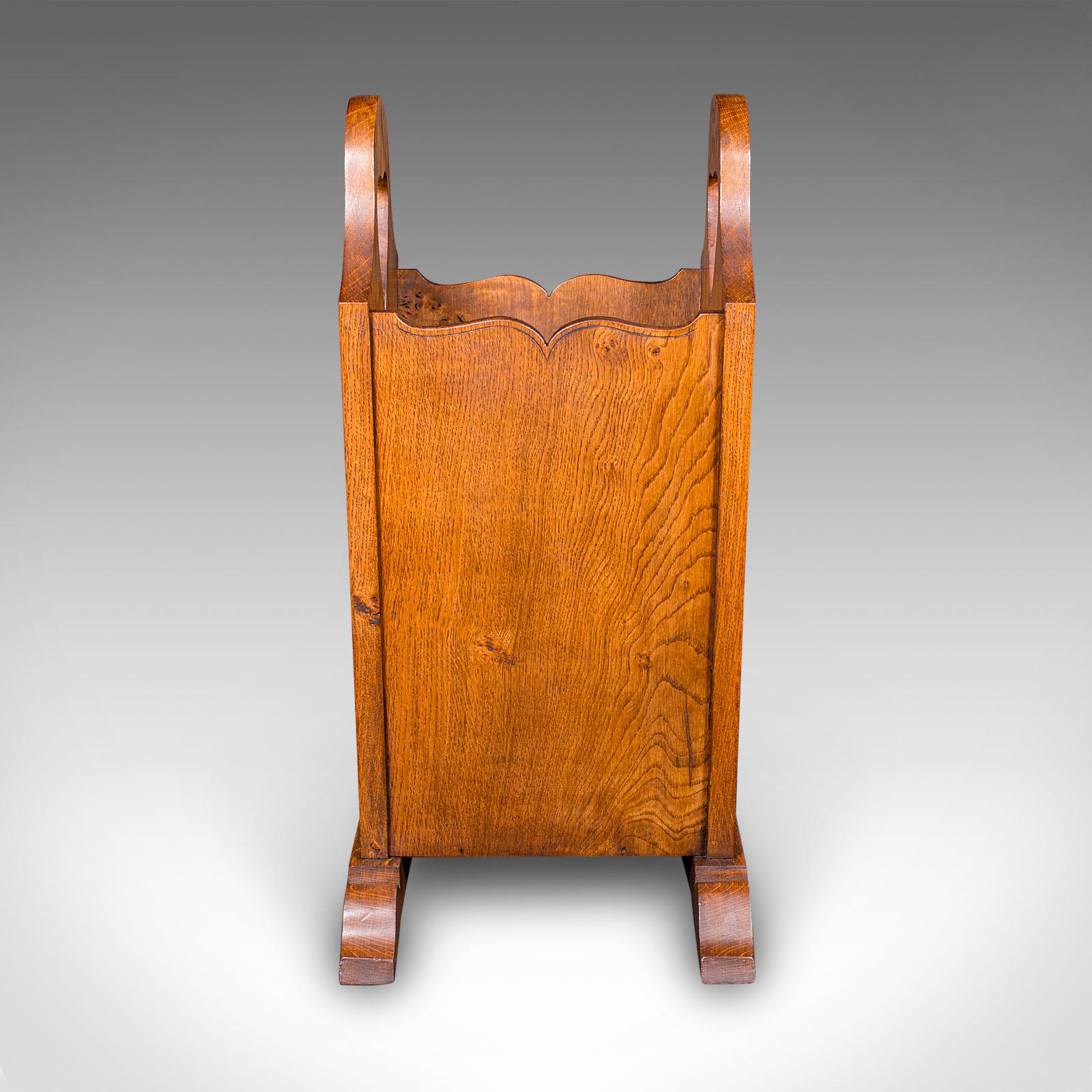Si tratta di un raffinato cavalletto a bastone d'epoca. Un portaombrelli inglese in canna di quercia dorata di gusto Arts & Crafts, risalente al tardo periodo vittoriano, circa 1900. Con il suo colore sorprendente, il motivo a cuore e la sua forma