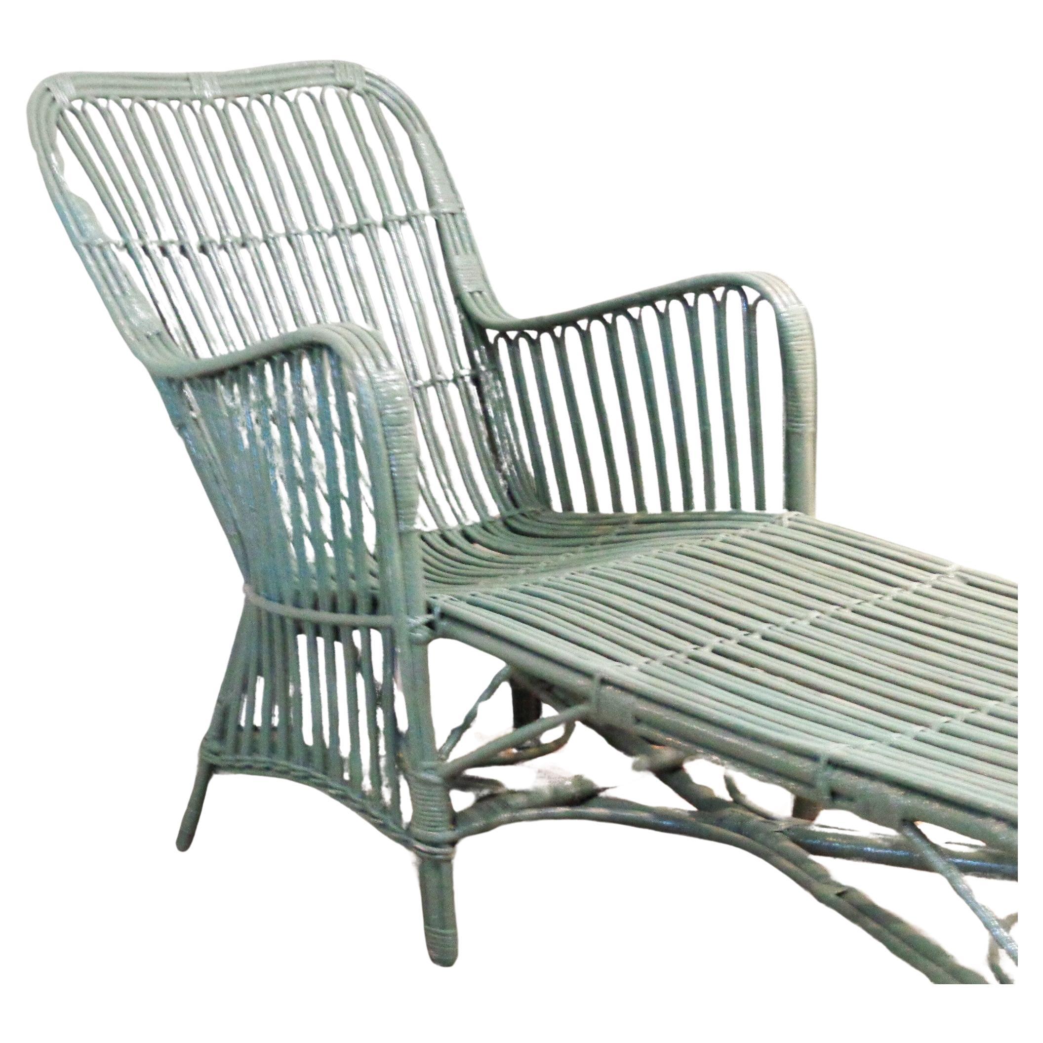 Chaise longue antique en rotin tressé à la main, surface peinte en vert sauge pâle brillant. Attribué à Heywood-Wakefield. Circa 1930. Dimensions sans les coussins - 60