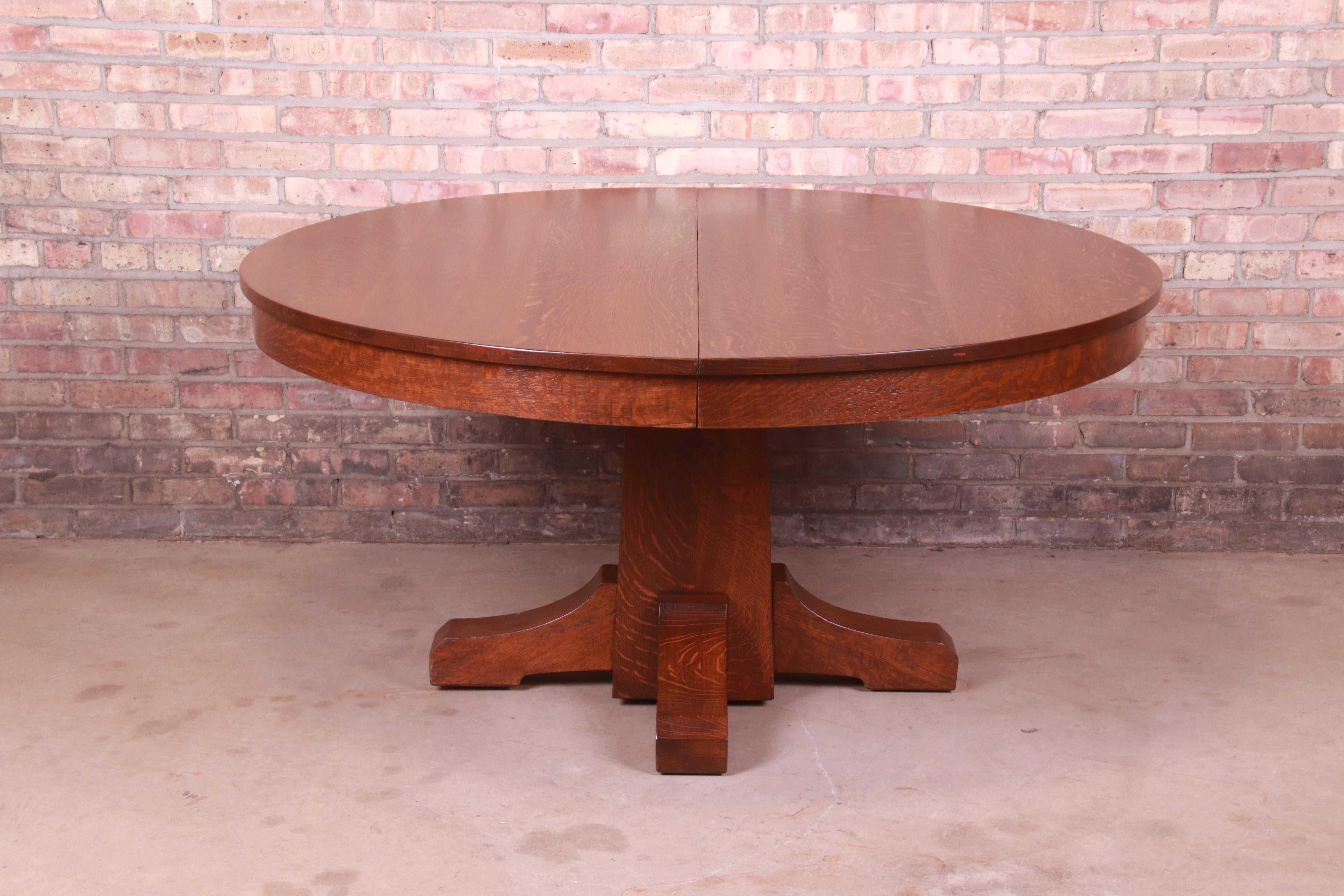 A rare and exceptional Mission oak Arts & Crafts pedestal extension dining table

By L. & J.G. Stickley (original label present)

USA, Circa 1900

Measures: 60