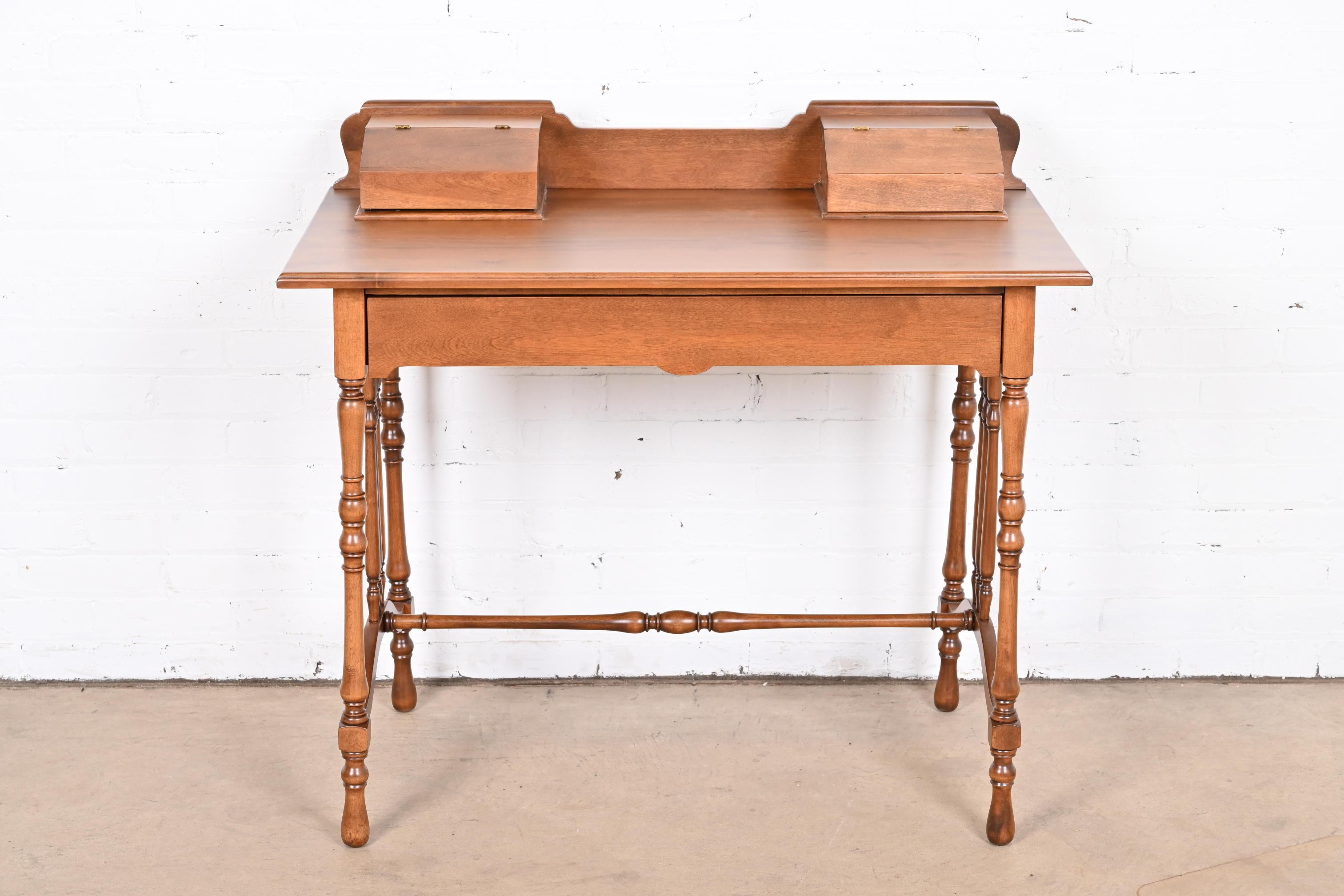 An exceptional antique American Colonial style maple writing desk

By Stickley Brothers

USA, Early 20th Century

Measures: 38