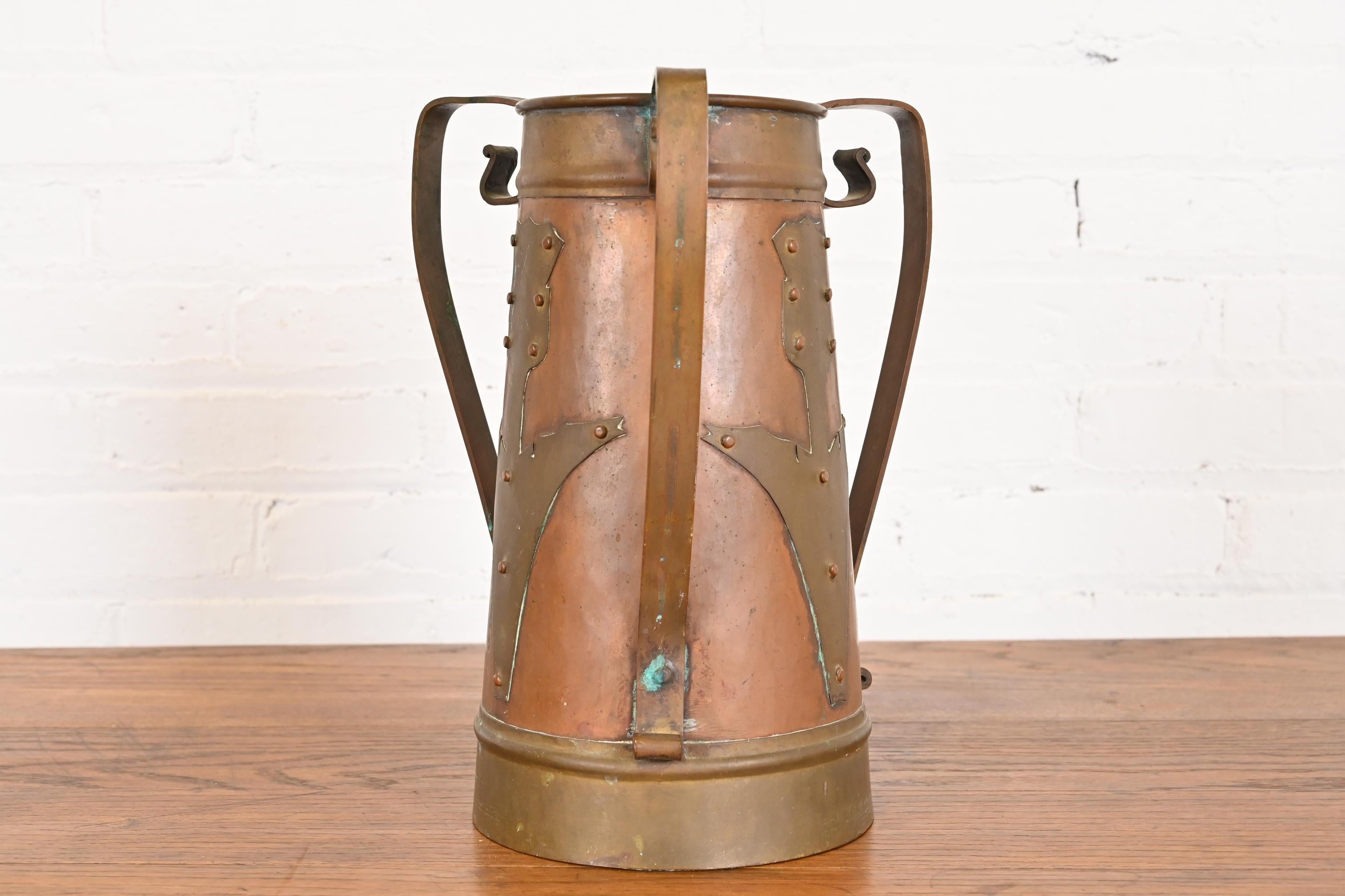 Grand vase antique Stickley Brothers Arts & Crafts à trois poignées en cuivre en vente 5