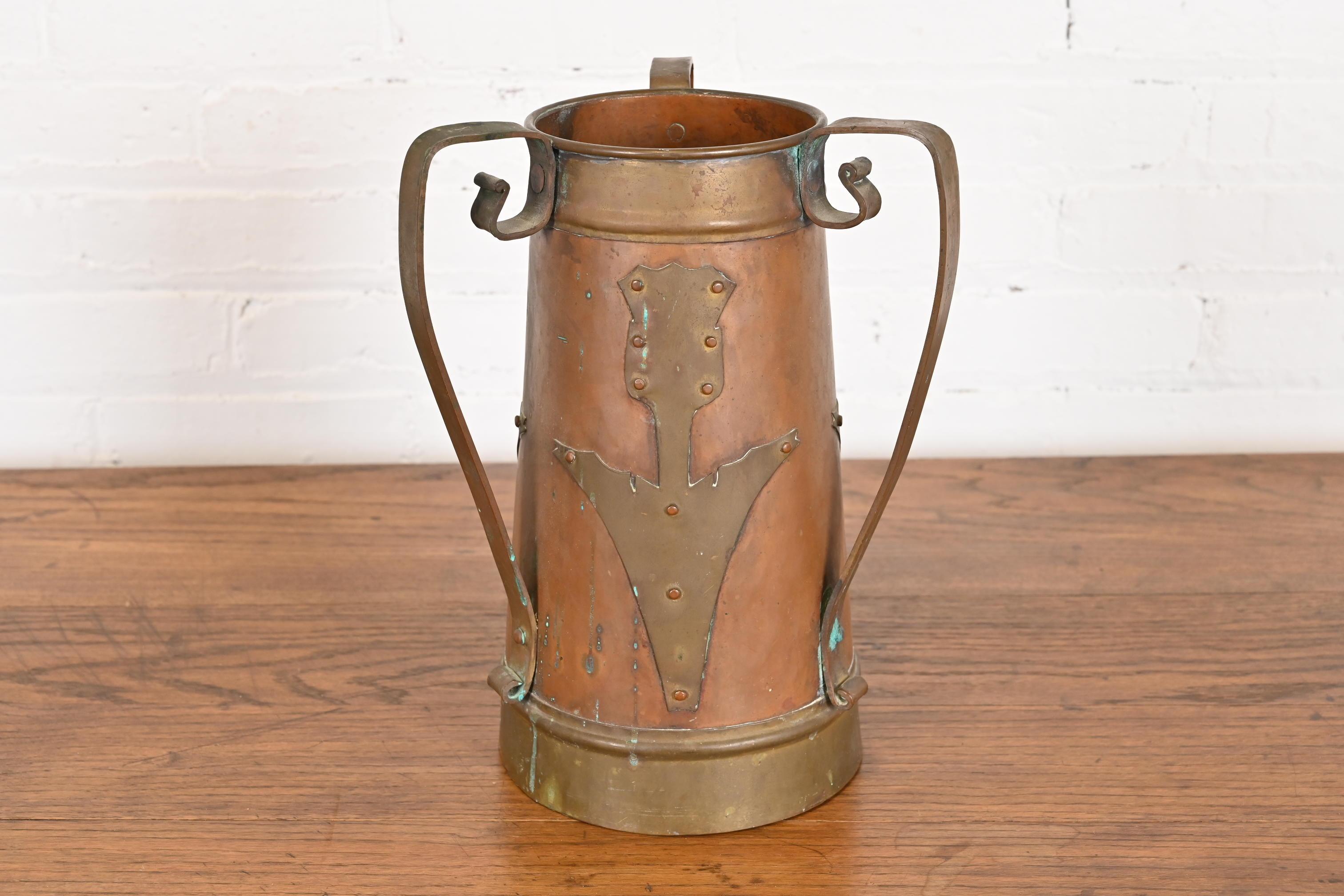 Grand vase antique Stickley Brothers Arts & Crafts à trois poignées en cuivre en vente 6