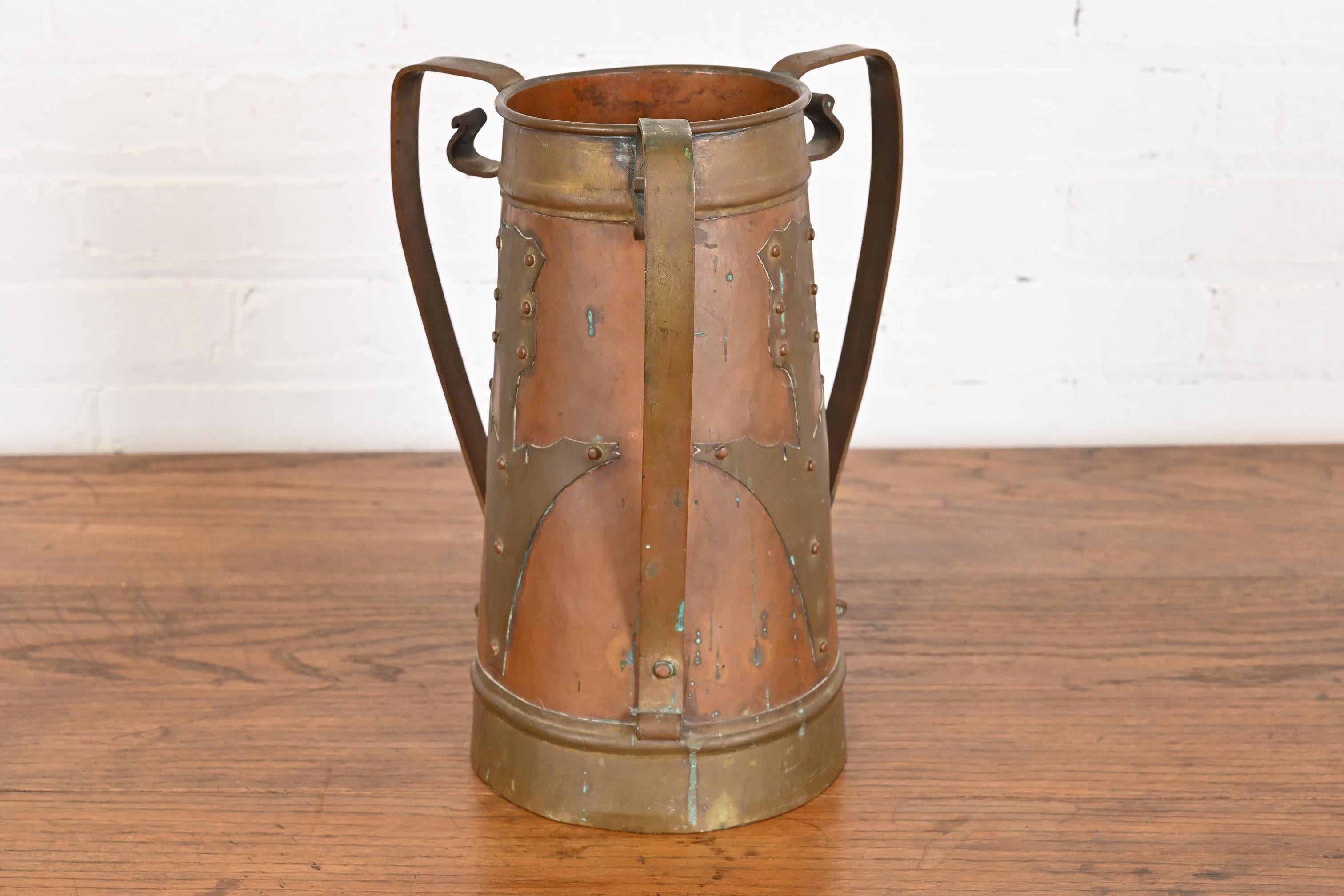 Grand vase antique Stickley Brothers Arts & Crafts à trois poignées en cuivre en vente 7
