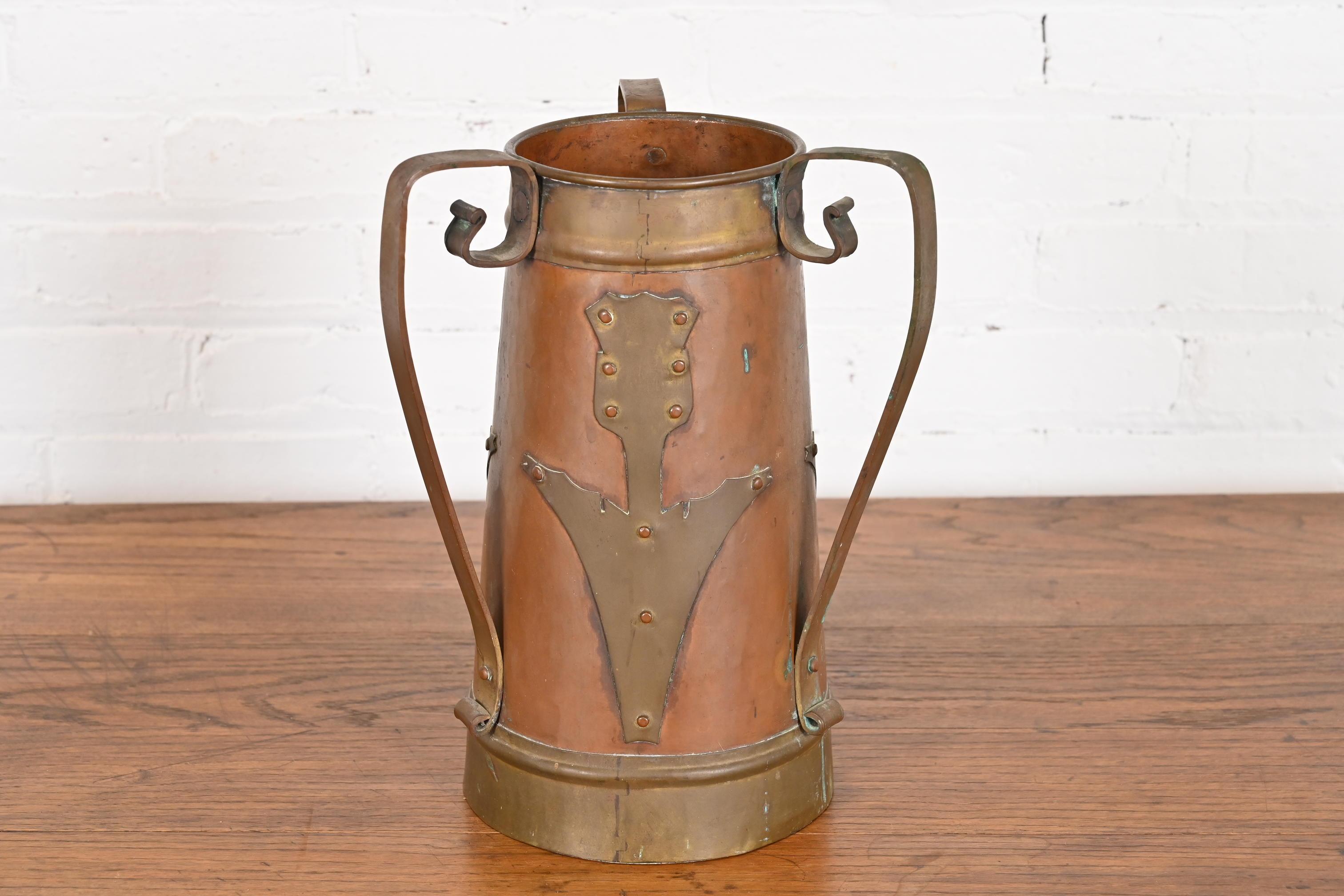 Grand vase antique Stickley Brothers Arts & Crafts à trois poignées en cuivre en vente 8