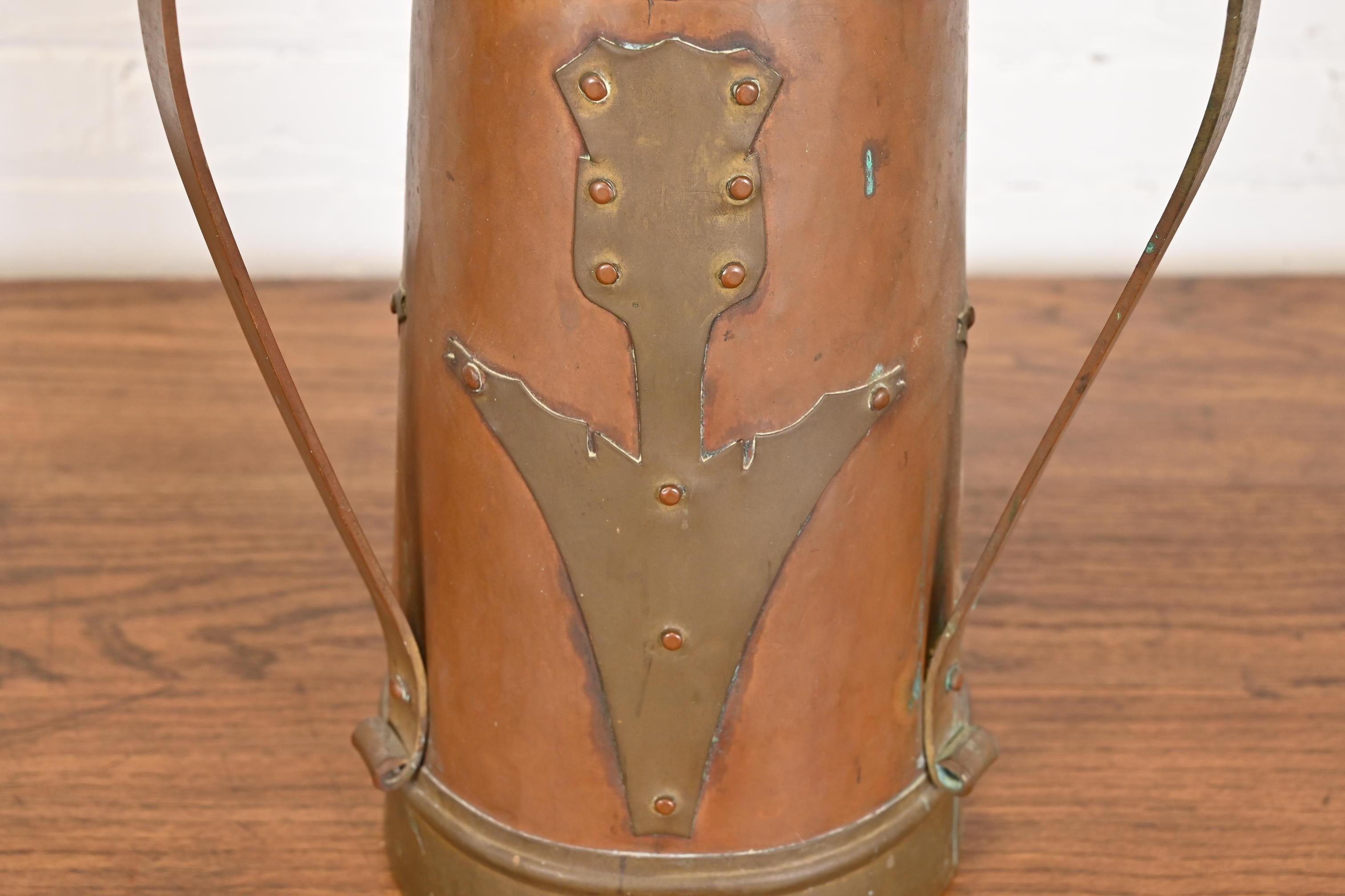 Grand vase antique Stickley Brothers Arts & Crafts à trois poignées en cuivre en vente 9