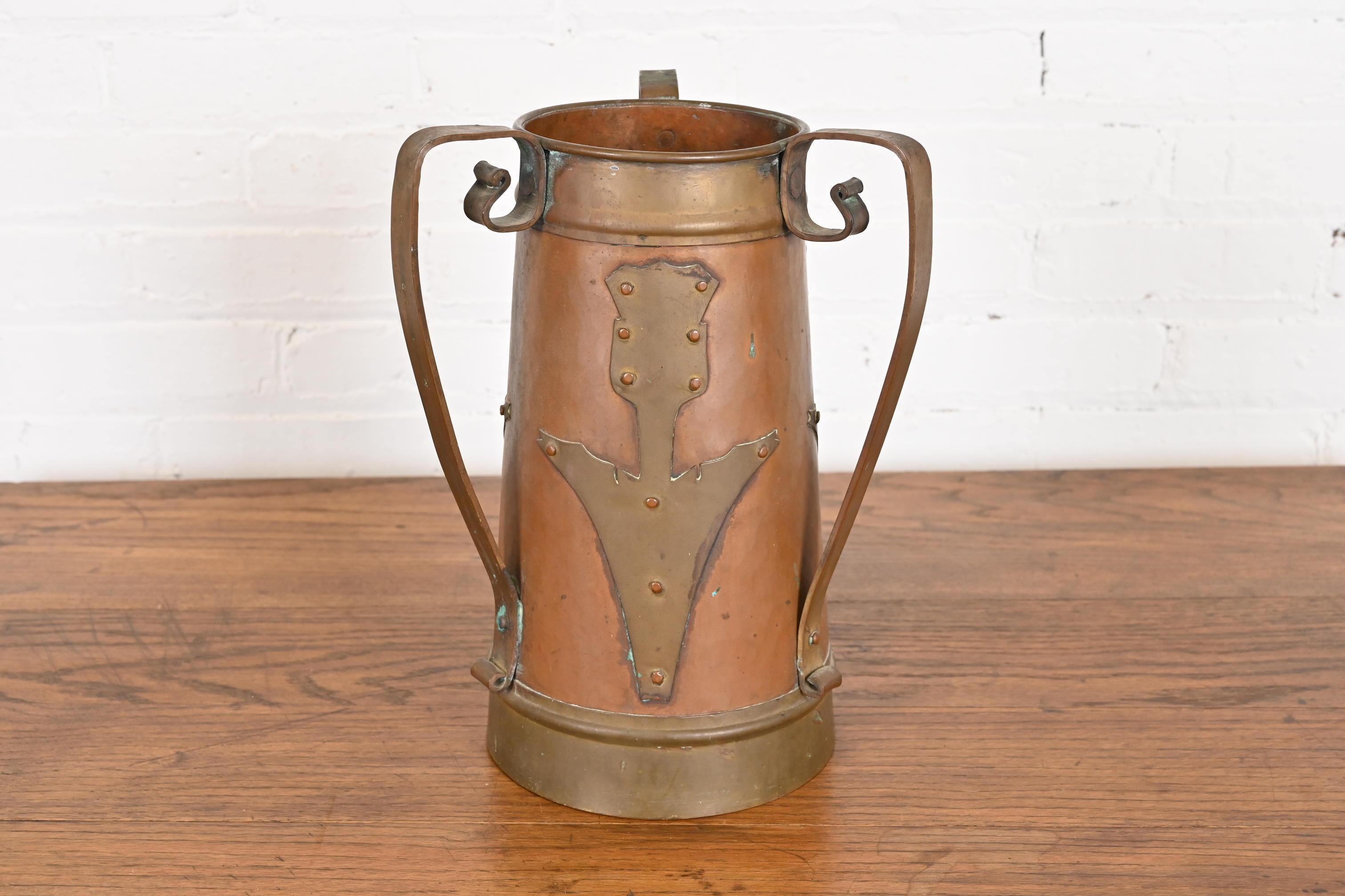 Arts and Crafts Grand vase antique Stickley Brothers Arts & Crafts à trois poignées en cuivre en vente