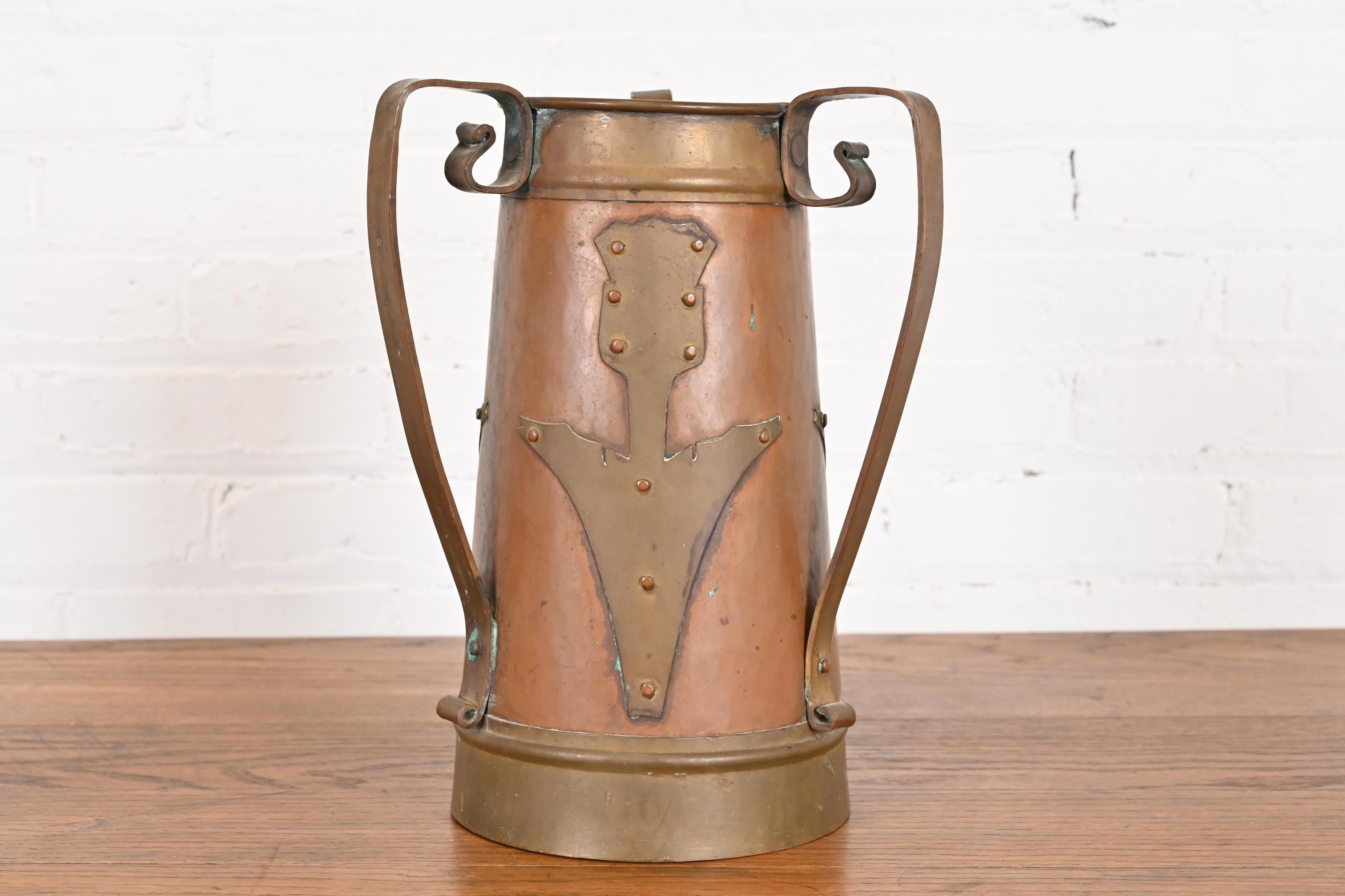 Grand vase antique Stickley Brothers Arts & Crafts à trois poignées en cuivre Bon état - En vente à South Bend, IN