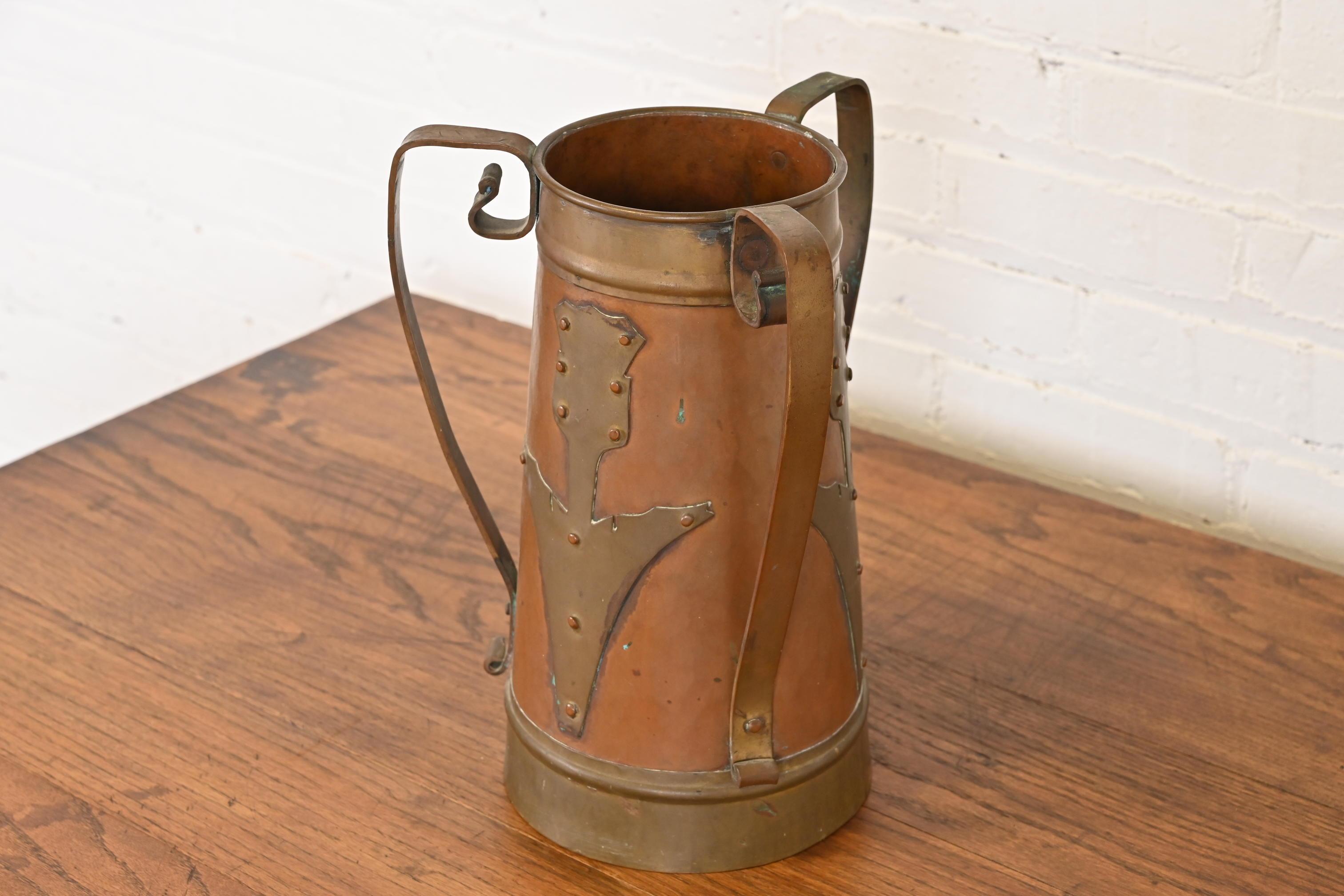 Début du 20ème siècle Grand vase antique Stickley Brothers Arts & Crafts à trois poignées en cuivre en vente