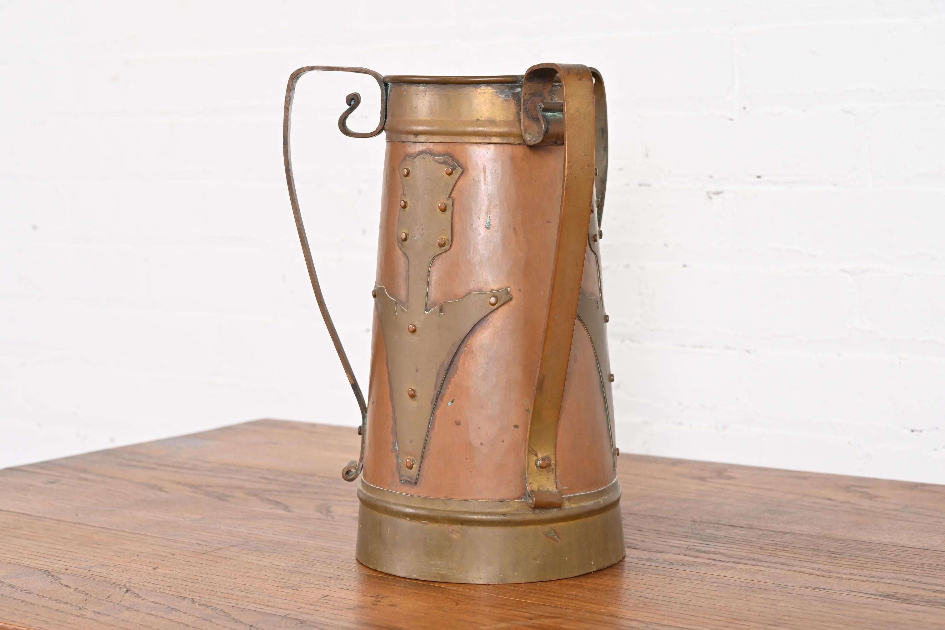 Laiton Grand vase antique Stickley Brothers Arts & Crafts à trois poignées en cuivre en vente