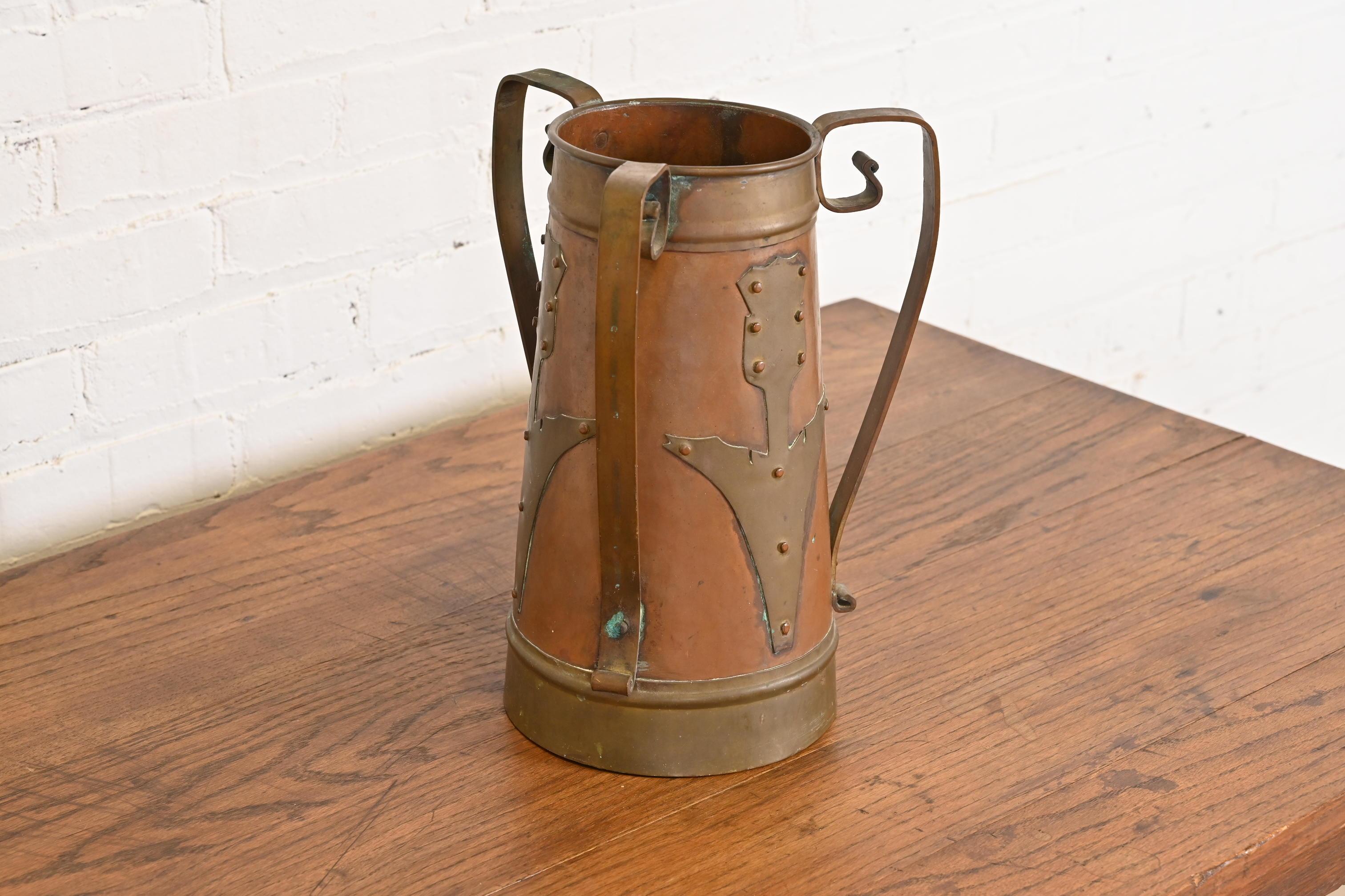 Grand vase antique Stickley Brothers Arts & Crafts à trois poignées en cuivre en vente 1
