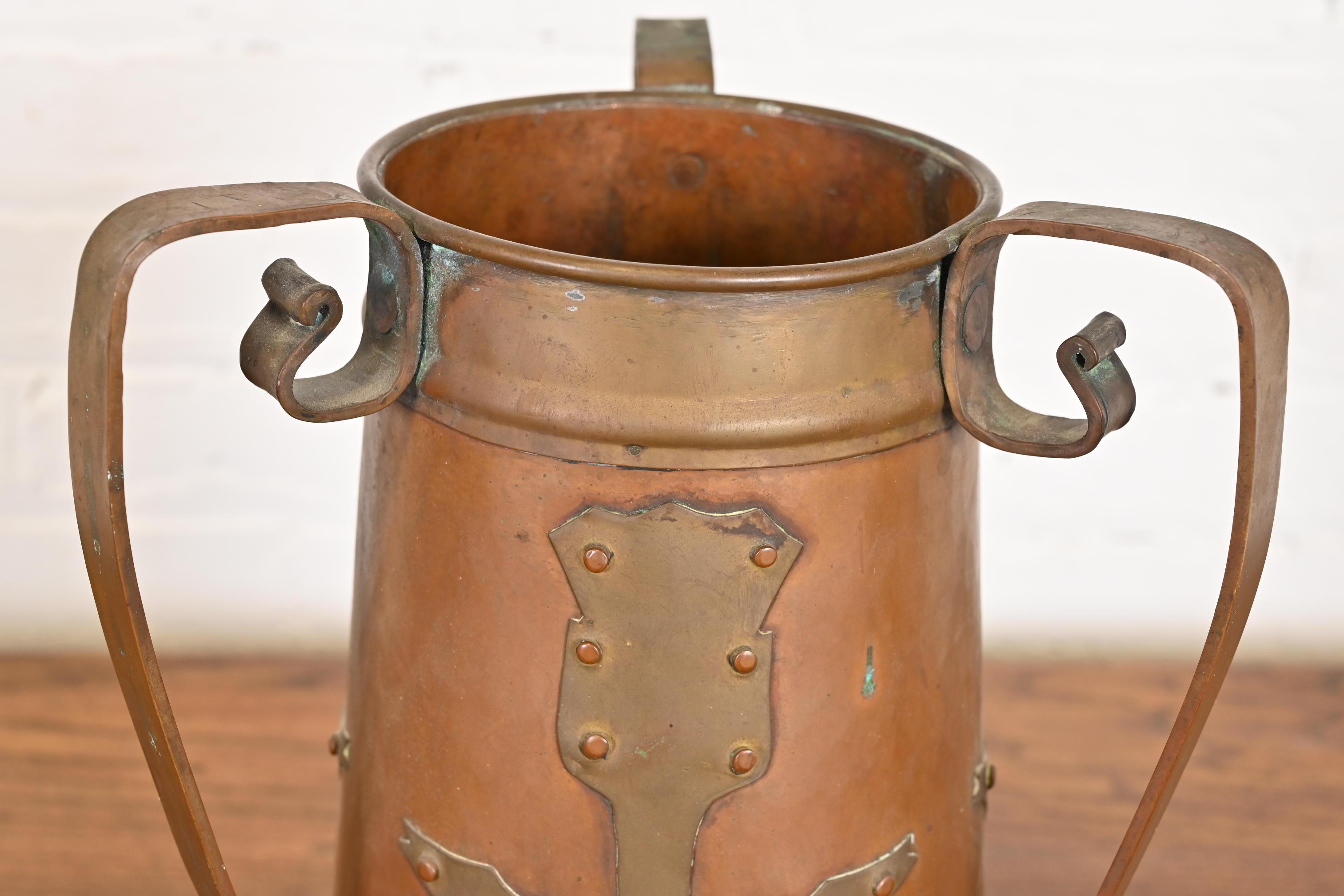 Grand vase antique Stickley Brothers Arts & Crafts à trois poignées en cuivre en vente 2