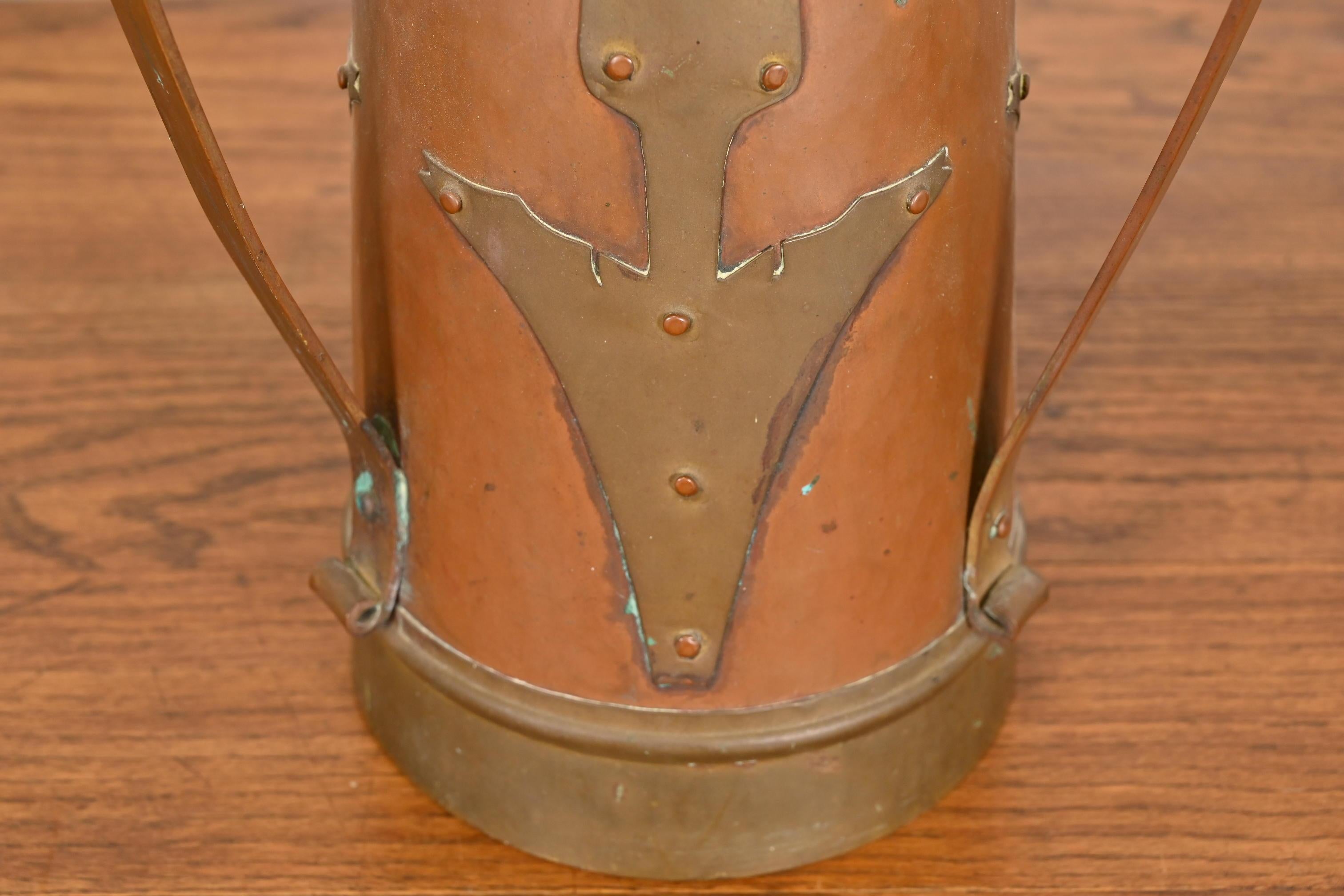 Grand vase antique Stickley Brothers Arts & Crafts à trois poignées en cuivre en vente 3