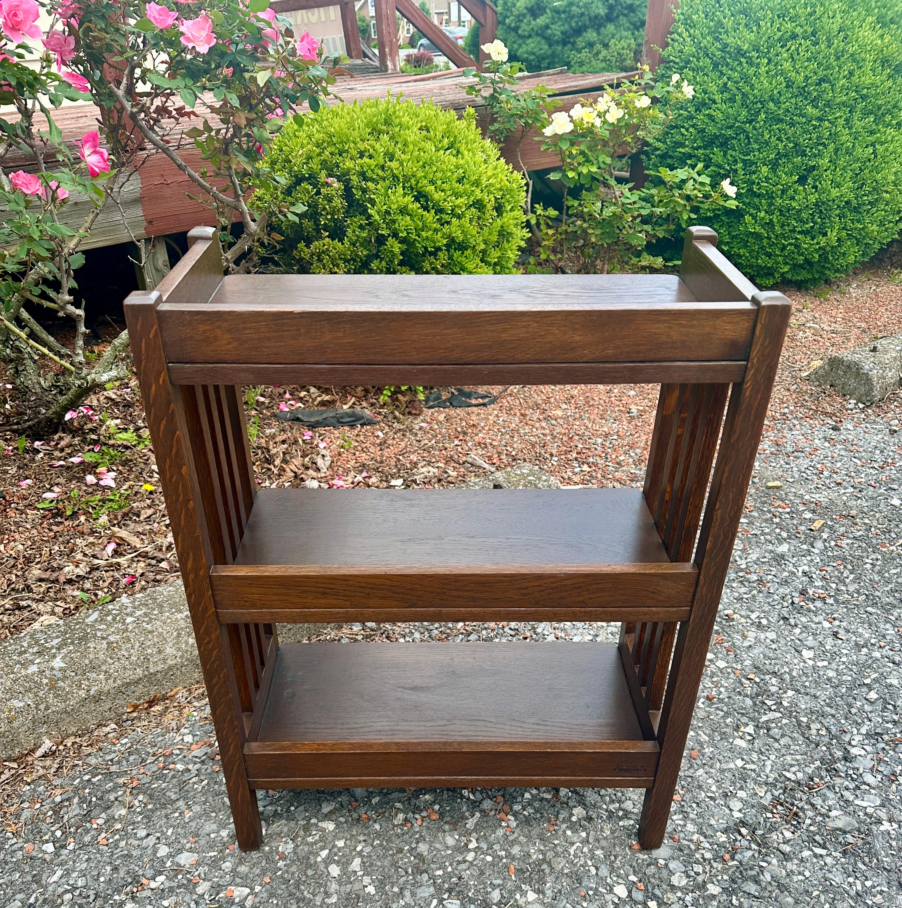 Arts and Crafts Antique   SIGNED  L&jG Stickley  Bookstand with Spindles - W7299  SALE 20% OFF en vente