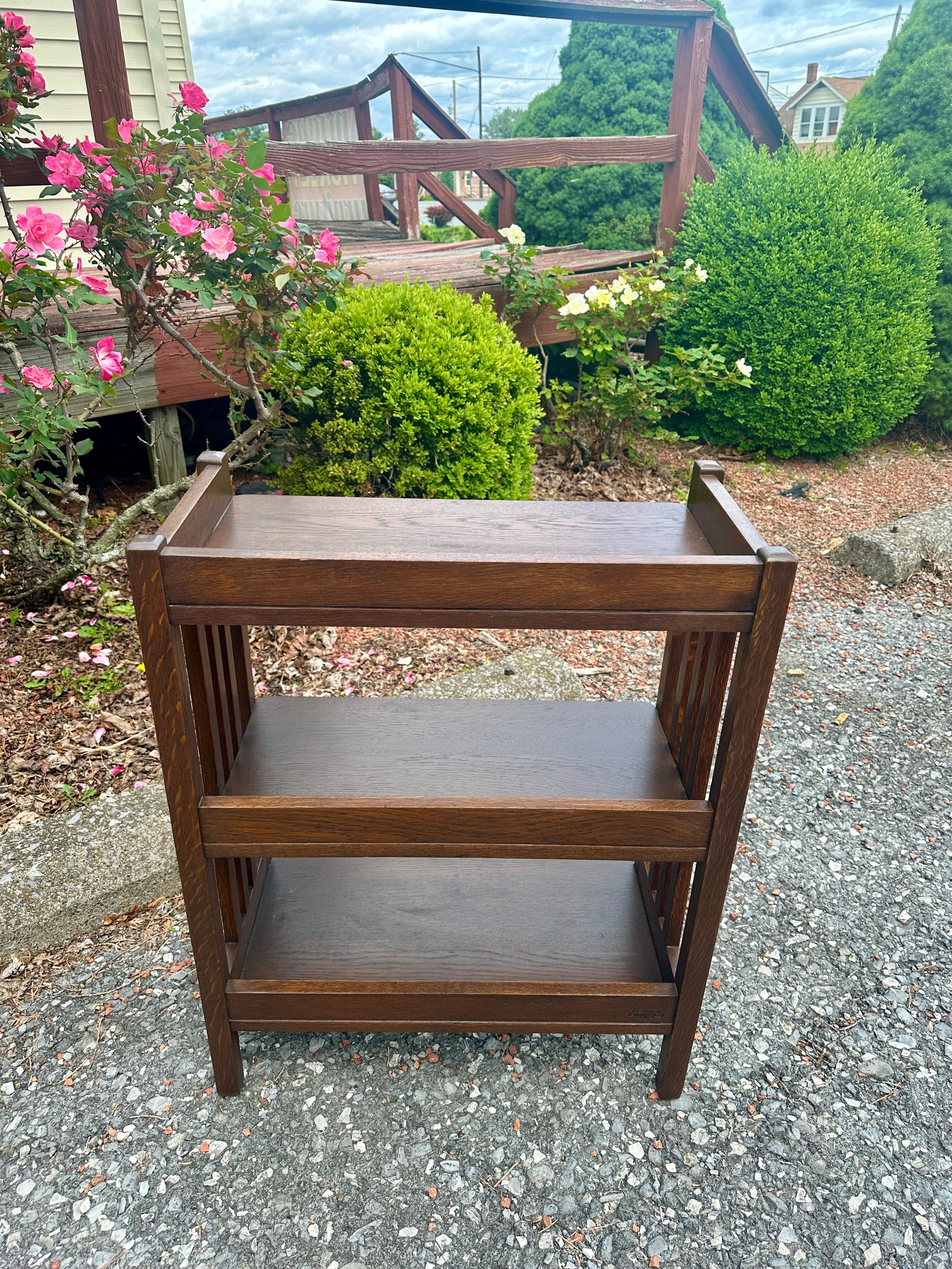 Américain Antique   SIGNED  L&jG Stickley  Bookstand with Spindles - W7299  SALE 20% OFF en vente