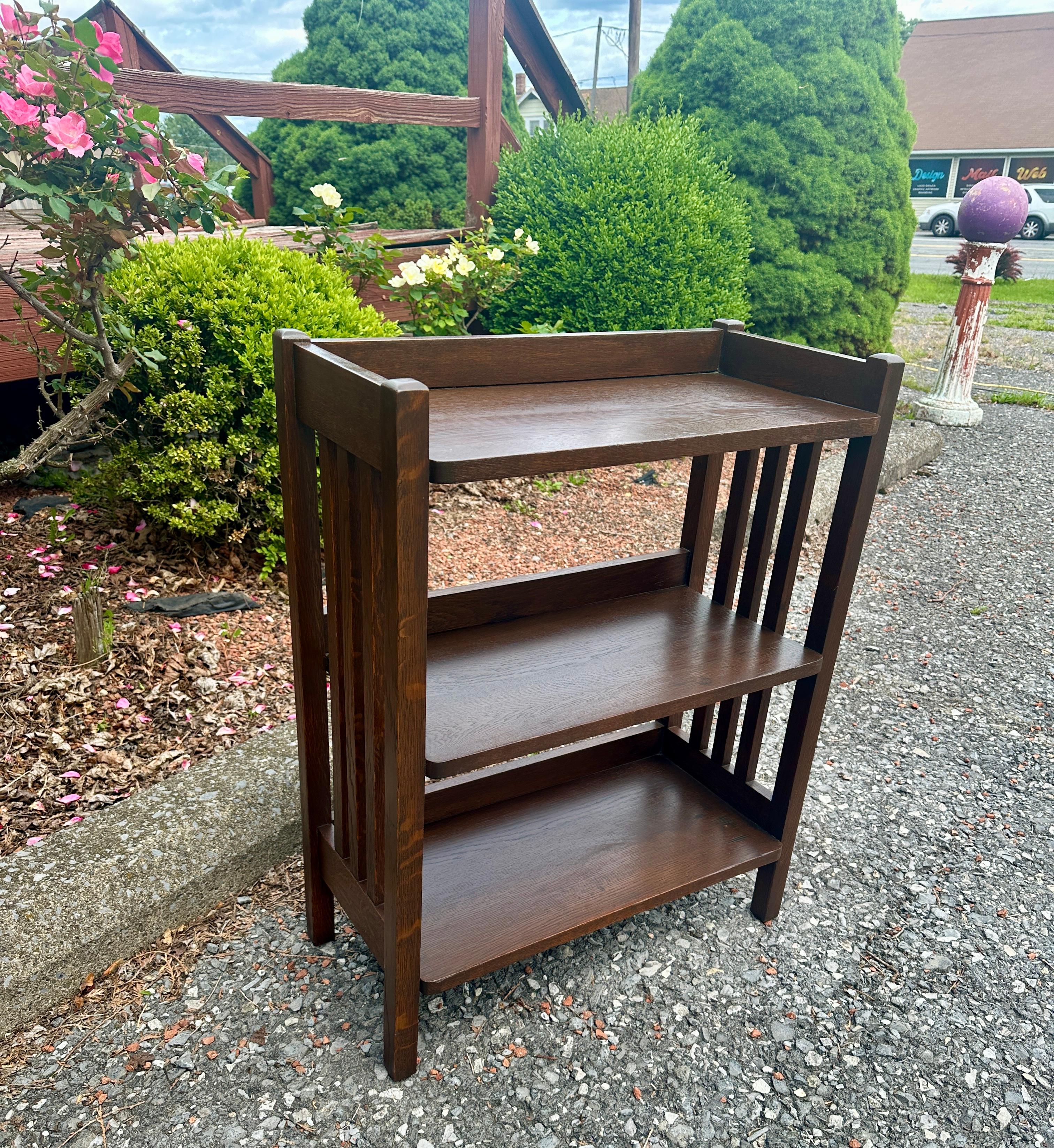 20ième siècle Antique   SIGNED  L&jG Stickley  Bookstand with Spindles - W7299  SALE 20% OFF en vente